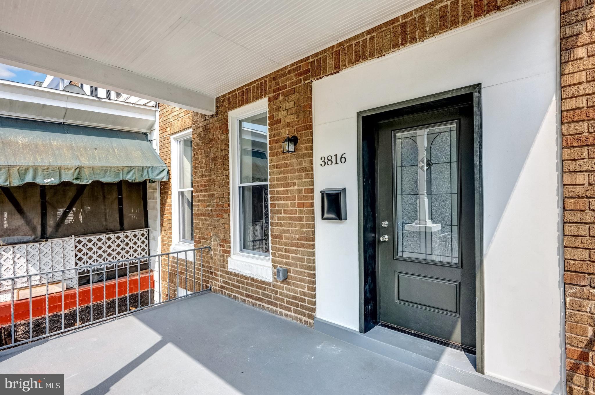 CONTRACT FELL THROUGH !!               TOTALLY RENOVATED HOME . MASTER BED ROOM WITH WALK-IN CLOSET, MASTER BATHROOM AND DECK. FULLY FINISHED BASEMENT WITH FRONT & BACK ENTRANCES,BATHROOM ,NEW FLOORS. STAINLESS STEEL APPLIANCES AND GRANITE COUNTER TOPS.