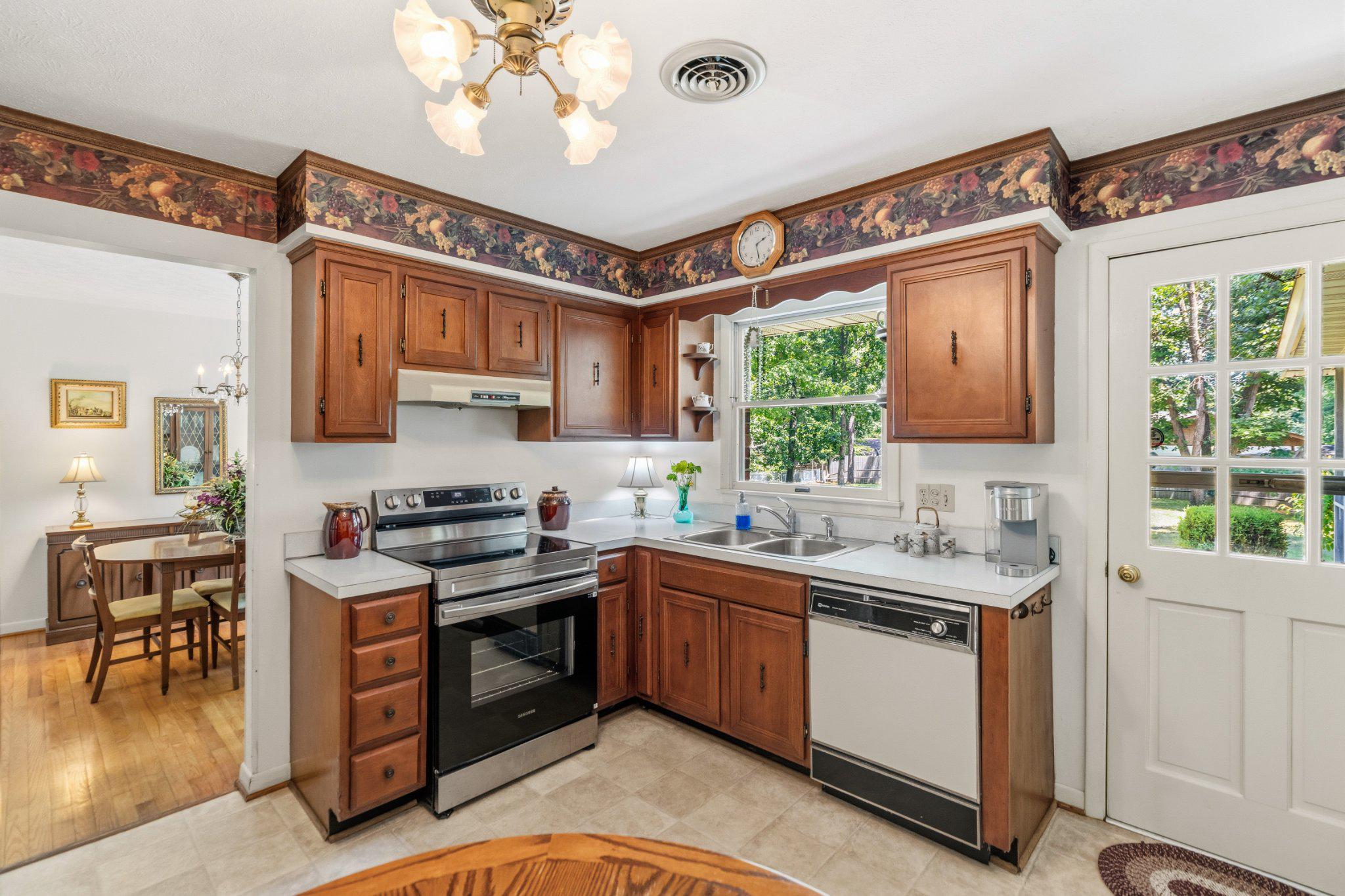LAKESIDE ESTATES - Residential