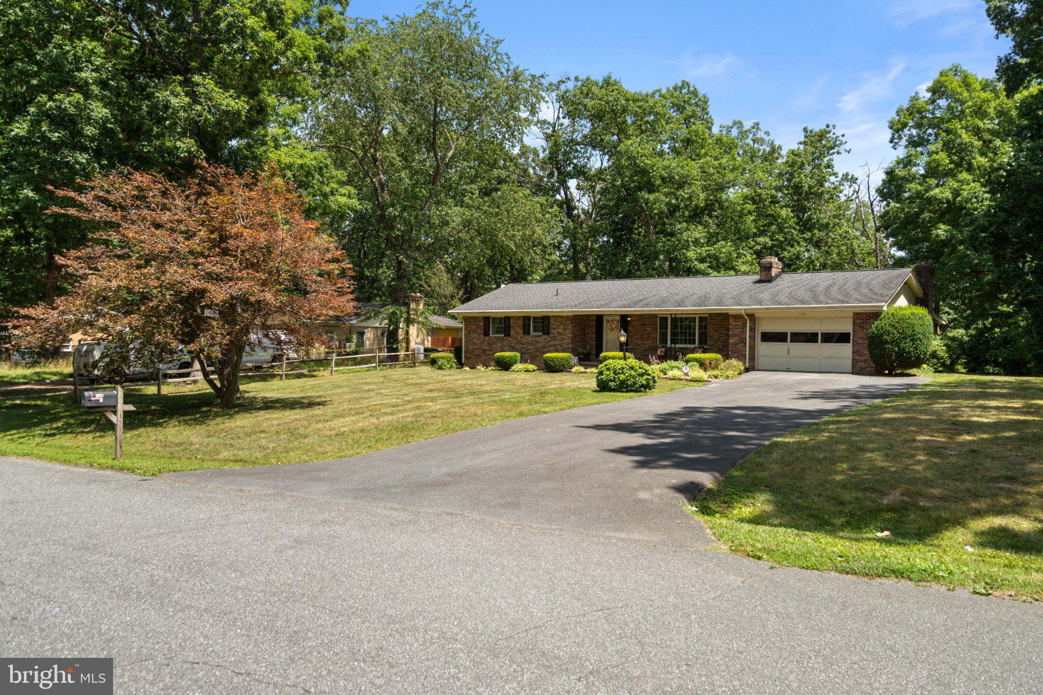 LAKESIDE ESTATES - Residential