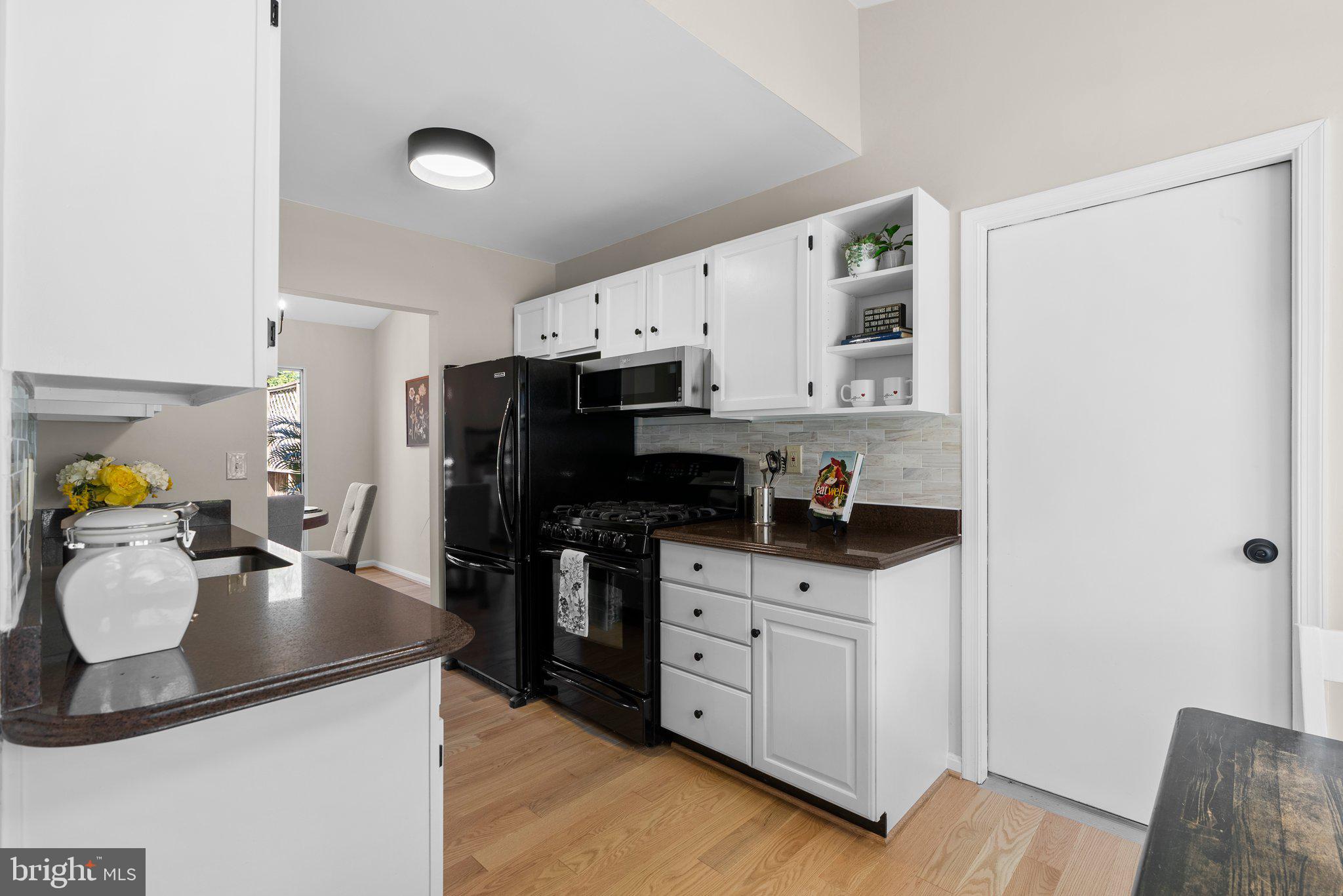 WILLIAMSBURG VILLAGE - Residential