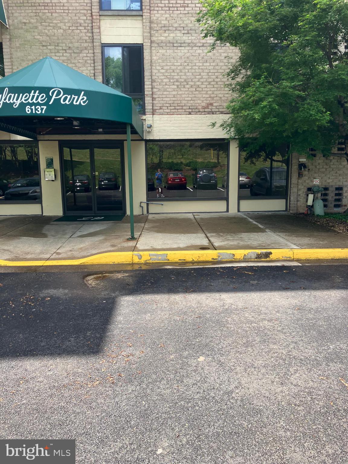 Beautiful 1 Bed 1 Bath Condominium in Great Location. New Carpet, New Luxury Vinyl Flooring, Upgraded
Counter Tops, Fresh Paint. All Utilities Paid! There will be a temporary parking pass in one of the kitchen drawers. You will need to go get this and put it on your dashboard before showing the unit. They will tow here.