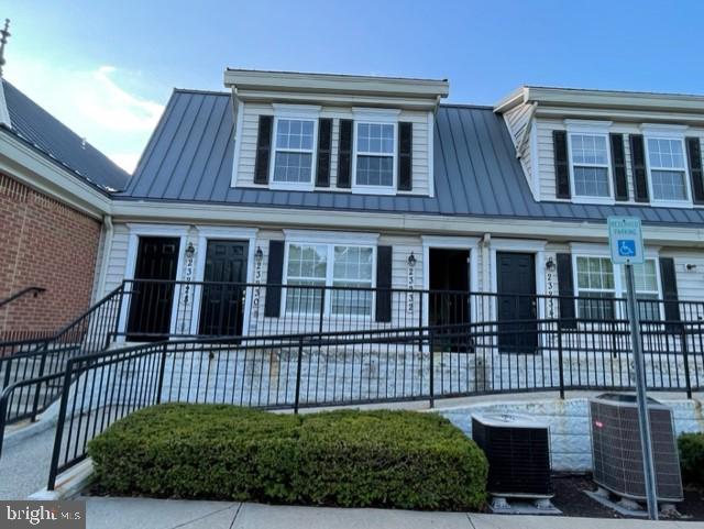 Sun filled spacious 2 bedrooms and 1 bath condo unit. freshly painted and water included in rent. Close to I-270, bus station, park school, Clarksburg Outlet Center and shopping center.  Washer and dryer in unit. Property is ready to  move -in.
