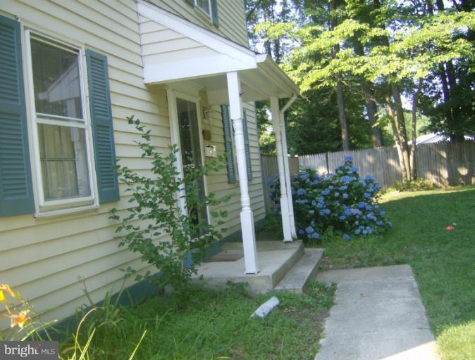 Buyer must pay condo fees lien of 15k. THREE LEVEL END UNIT TOWNHOUSE -  NEEDS WORK. MAY NOT QUALIFY FOR VA/FHA     THIRD PARTY APPROVAL REQUIRED - AS IS - BRING FLASHLIGHT - BUYER TO OBTAIN RESALE PACKET .