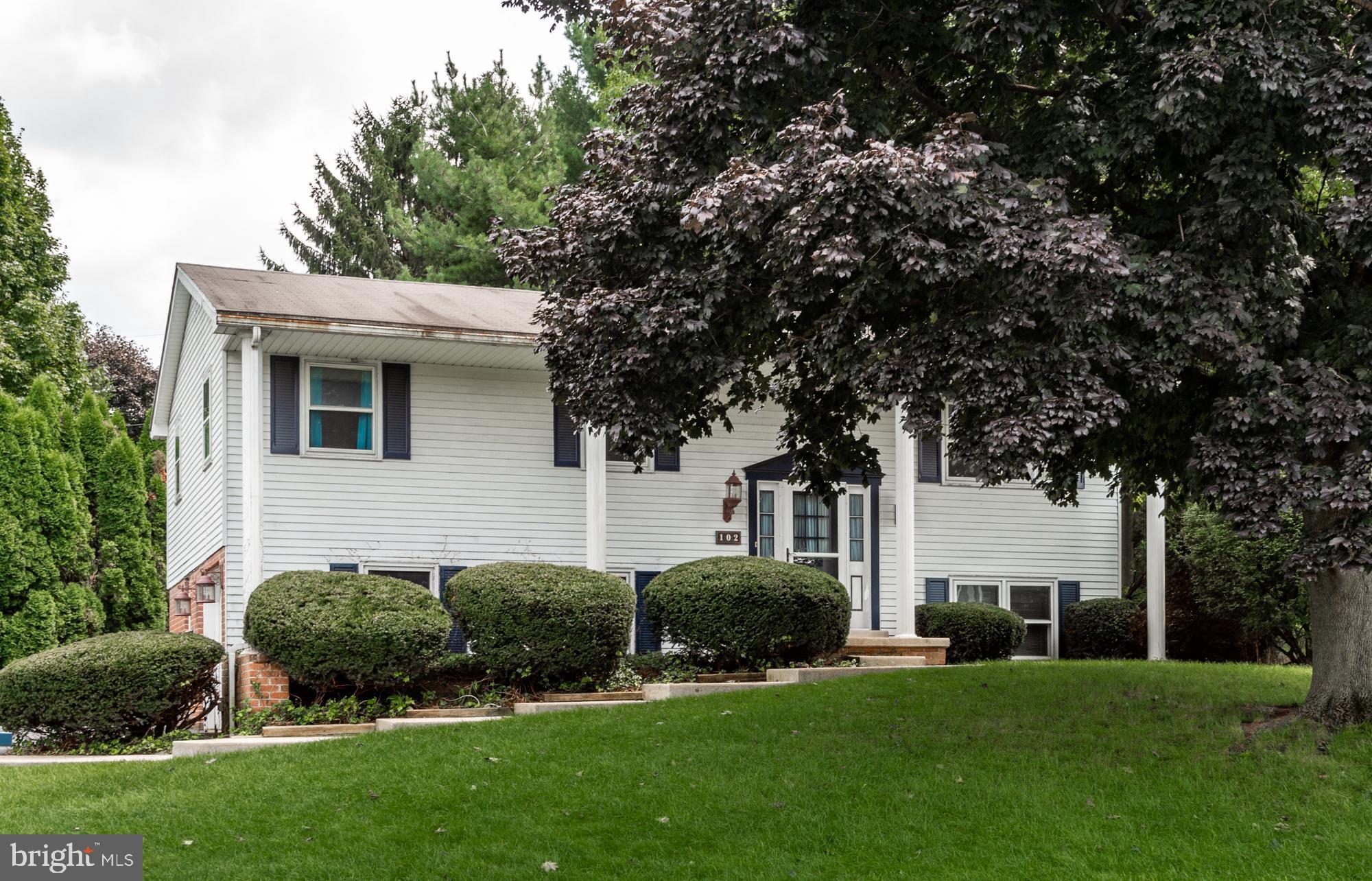Very nice Bi-level with new carpet and paint has 3 bedrooms, 2 full baths, 1 car attached garage on a corner lot. Total combined living space 1482 SqFt.  Beautiful mature shade trees, conveniently located near downtown shopping.