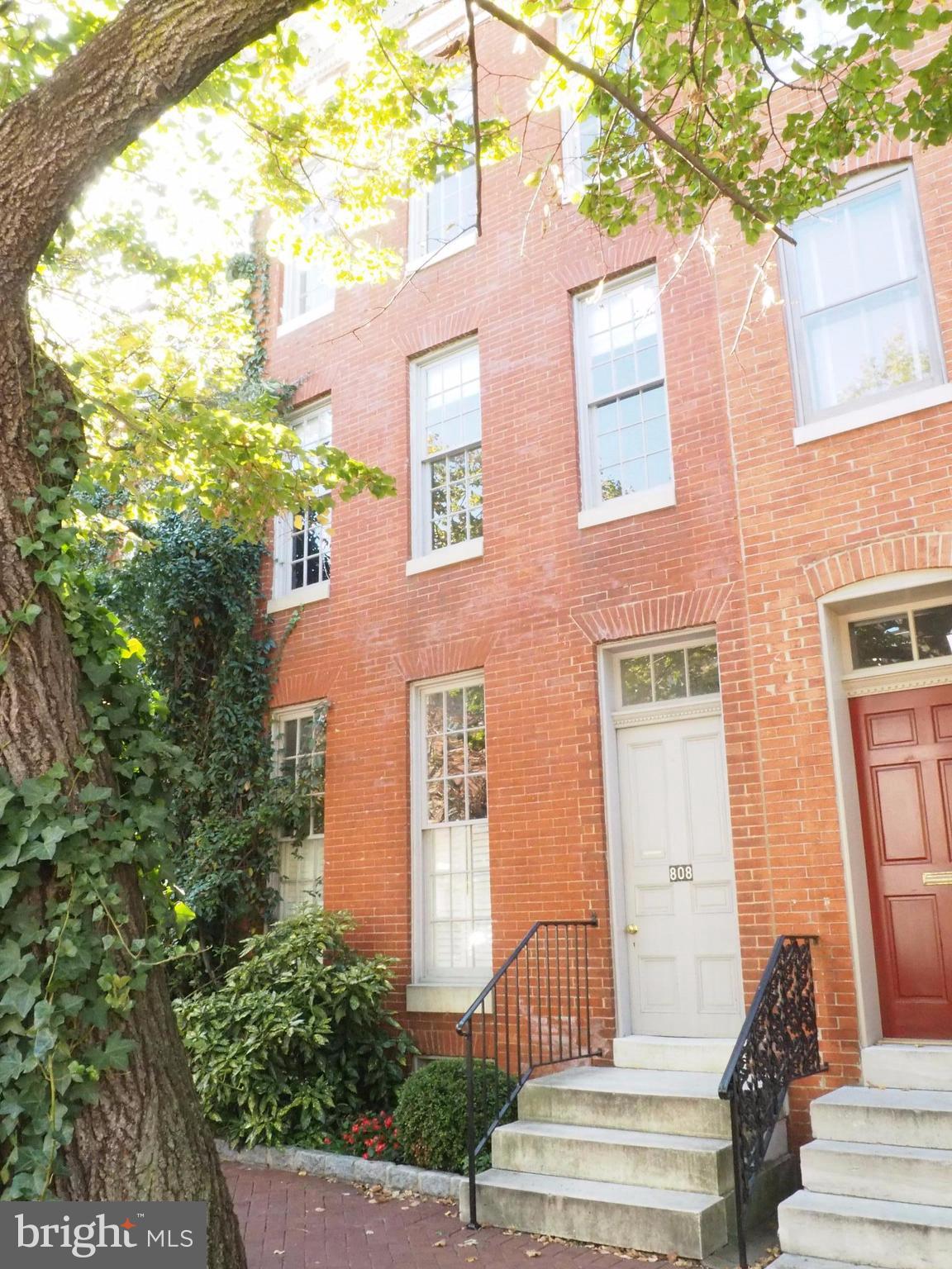 Large 1 BR apartment on one of the best streets in Federal Hill. Close to it all - Restaurants, Federal hill Park, Inner harbor, stadiums, etc. Wood floors, exposed brick.