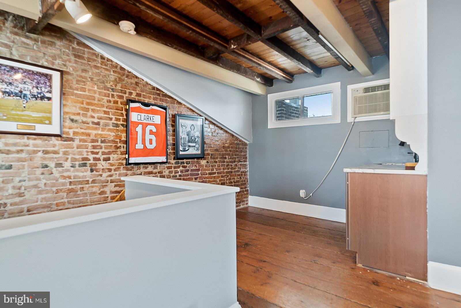 QUEEN VILLAGE - Residential