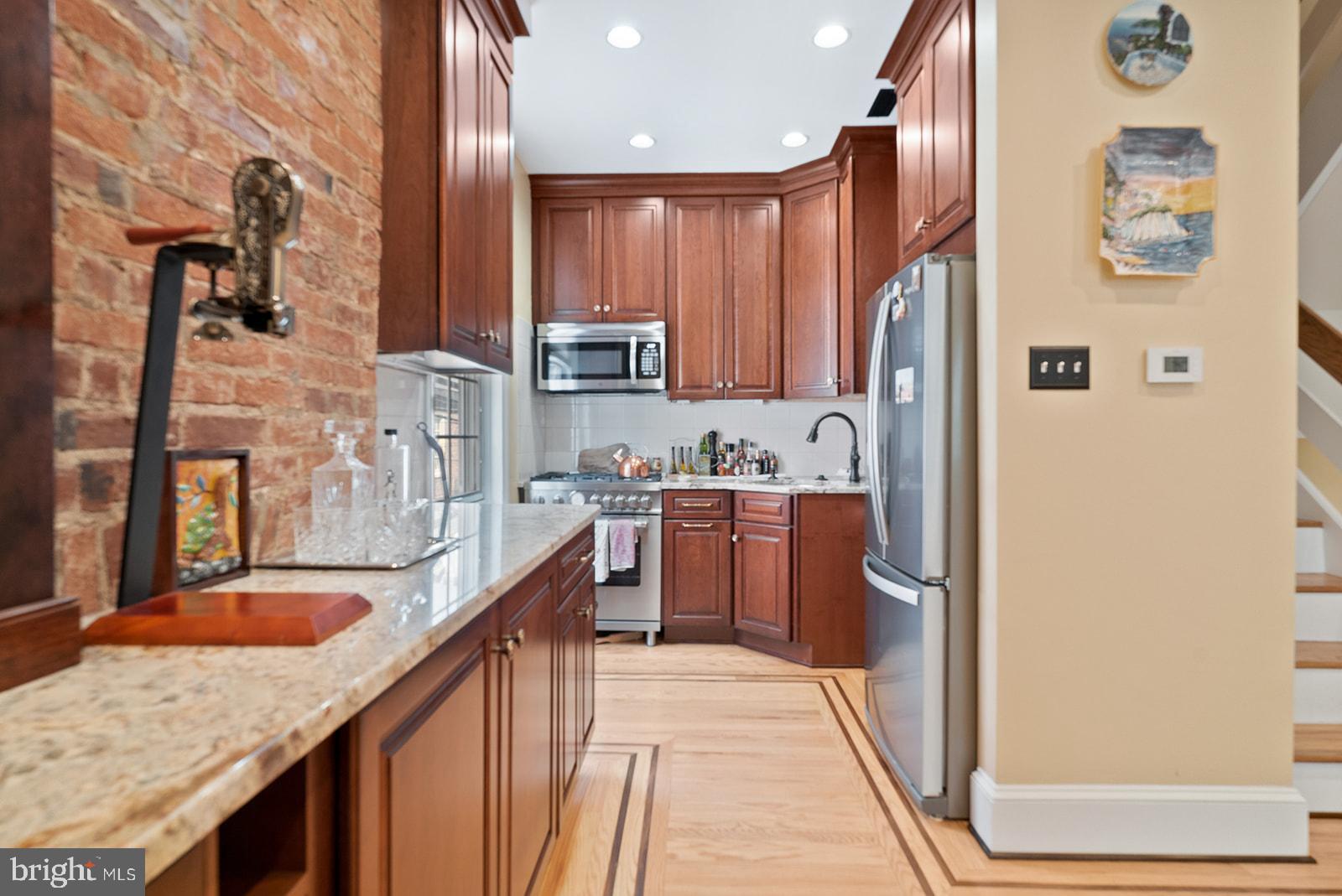 QUEEN VILLAGE - Residential