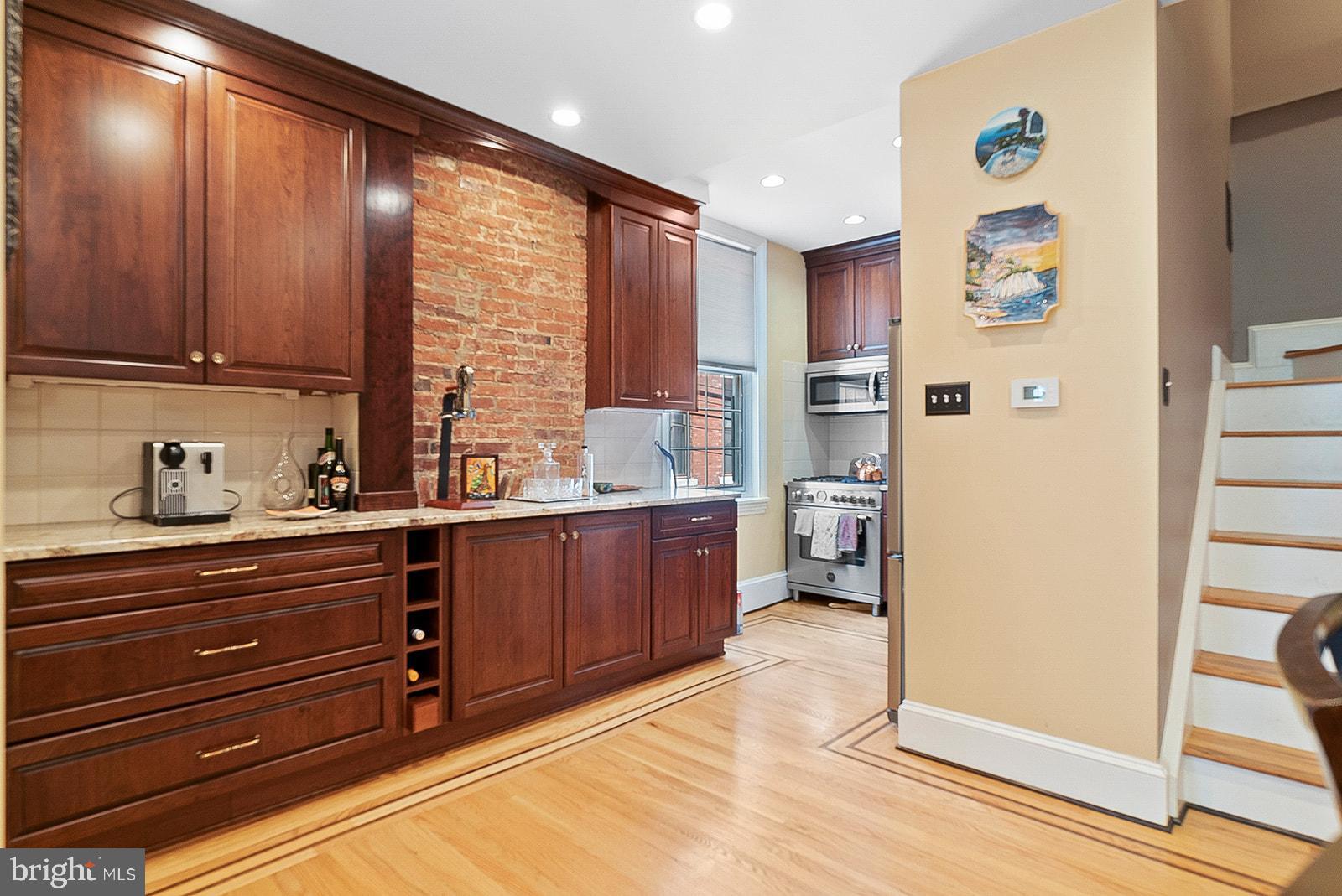 QUEEN VILLAGE - Residential
