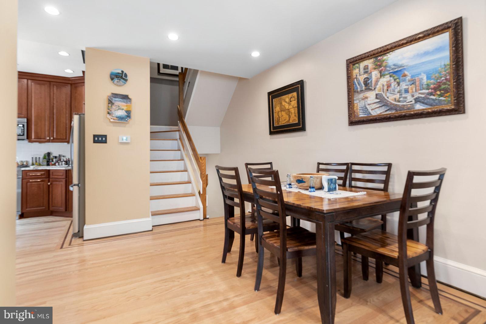 QUEEN VILLAGE - Residential