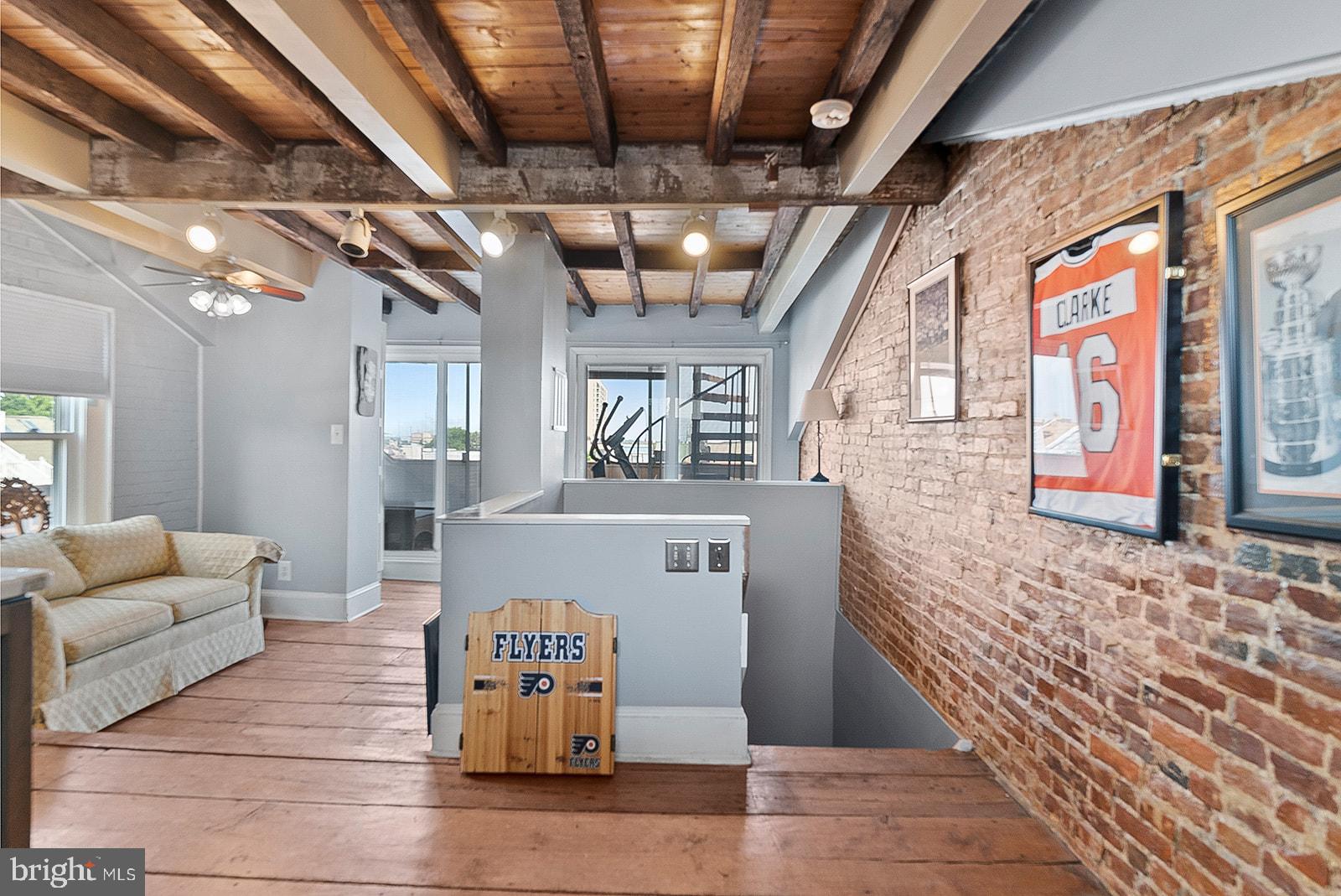 QUEEN VILLAGE - Residential
