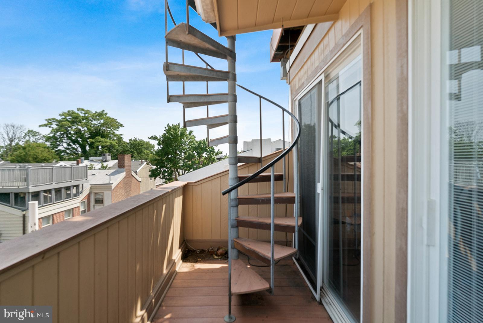 QUEEN VILLAGE - Residential