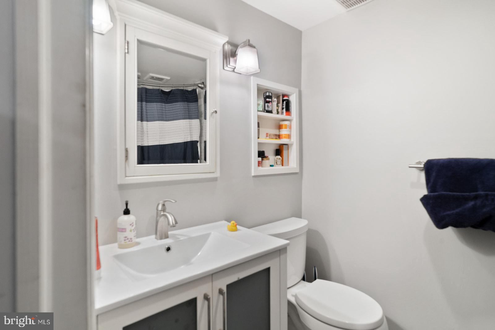 QUEEN VILLAGE - Residential