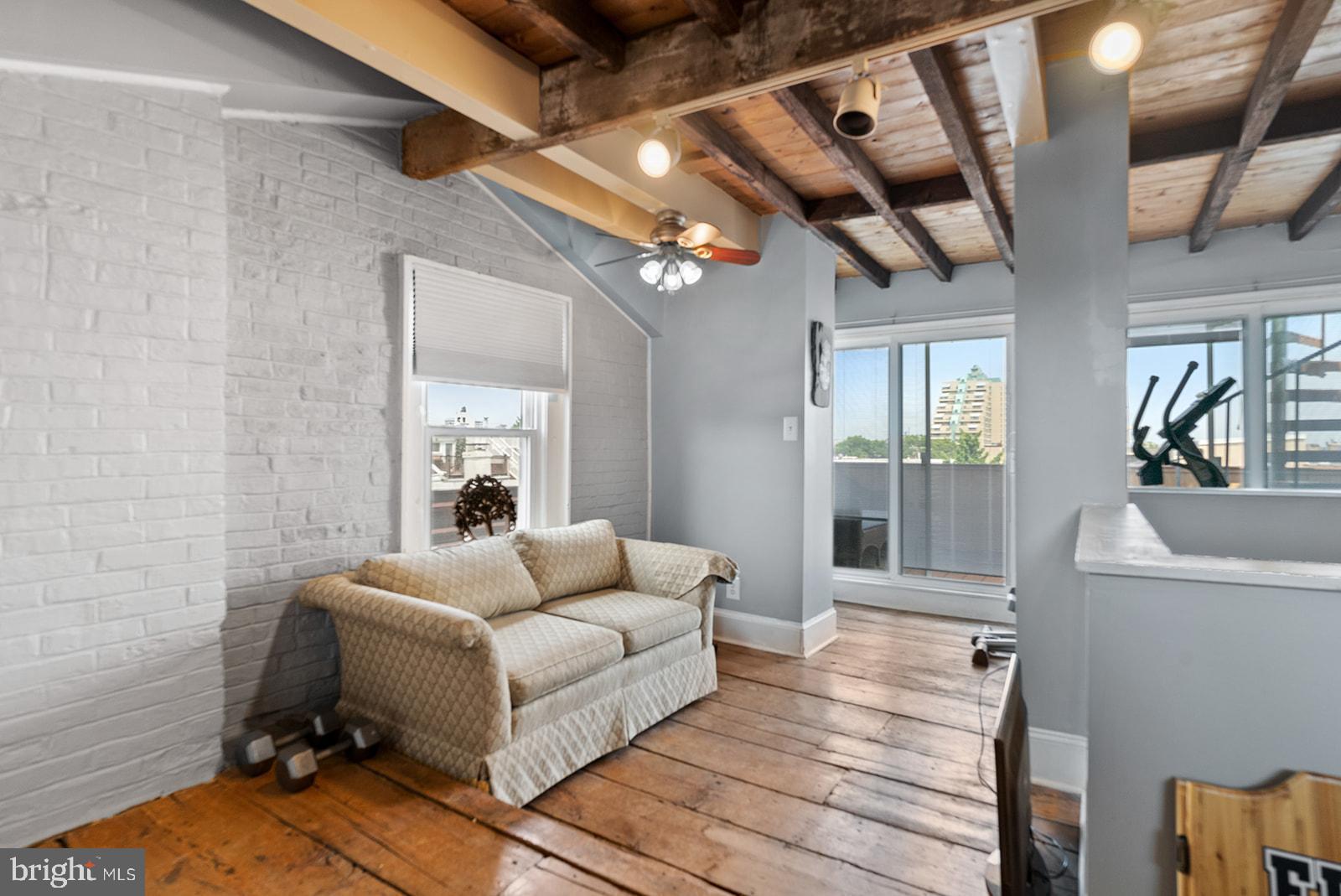 QUEEN VILLAGE - Residential