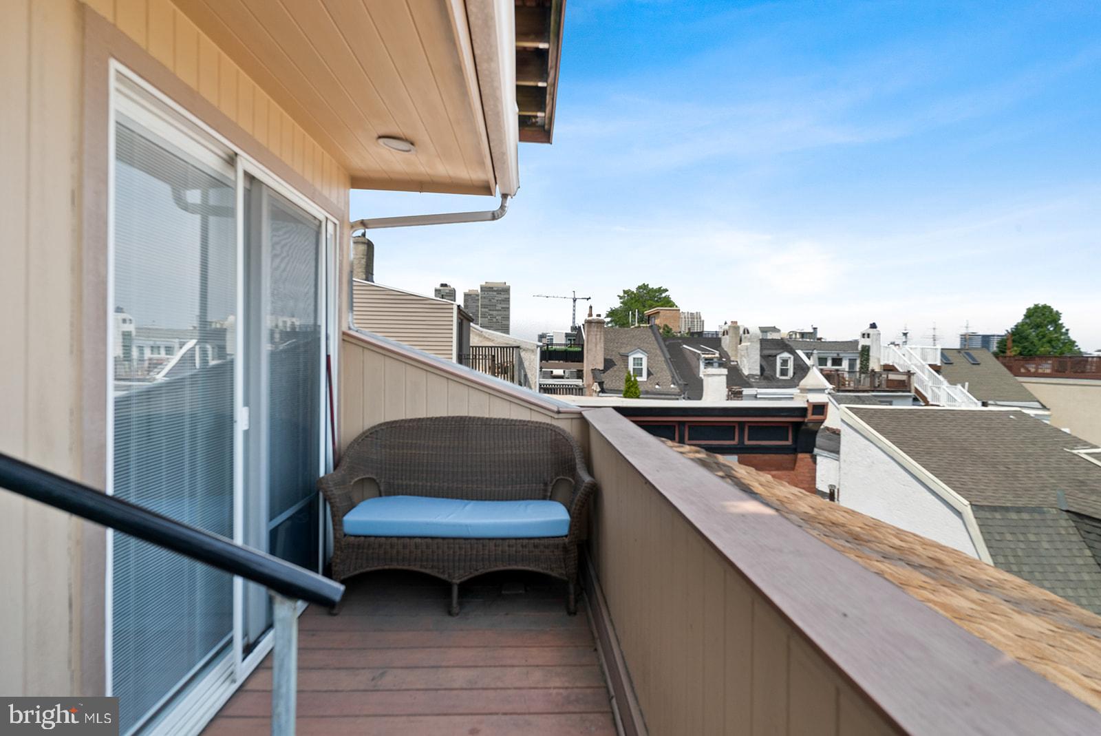 QUEEN VILLAGE - Residential