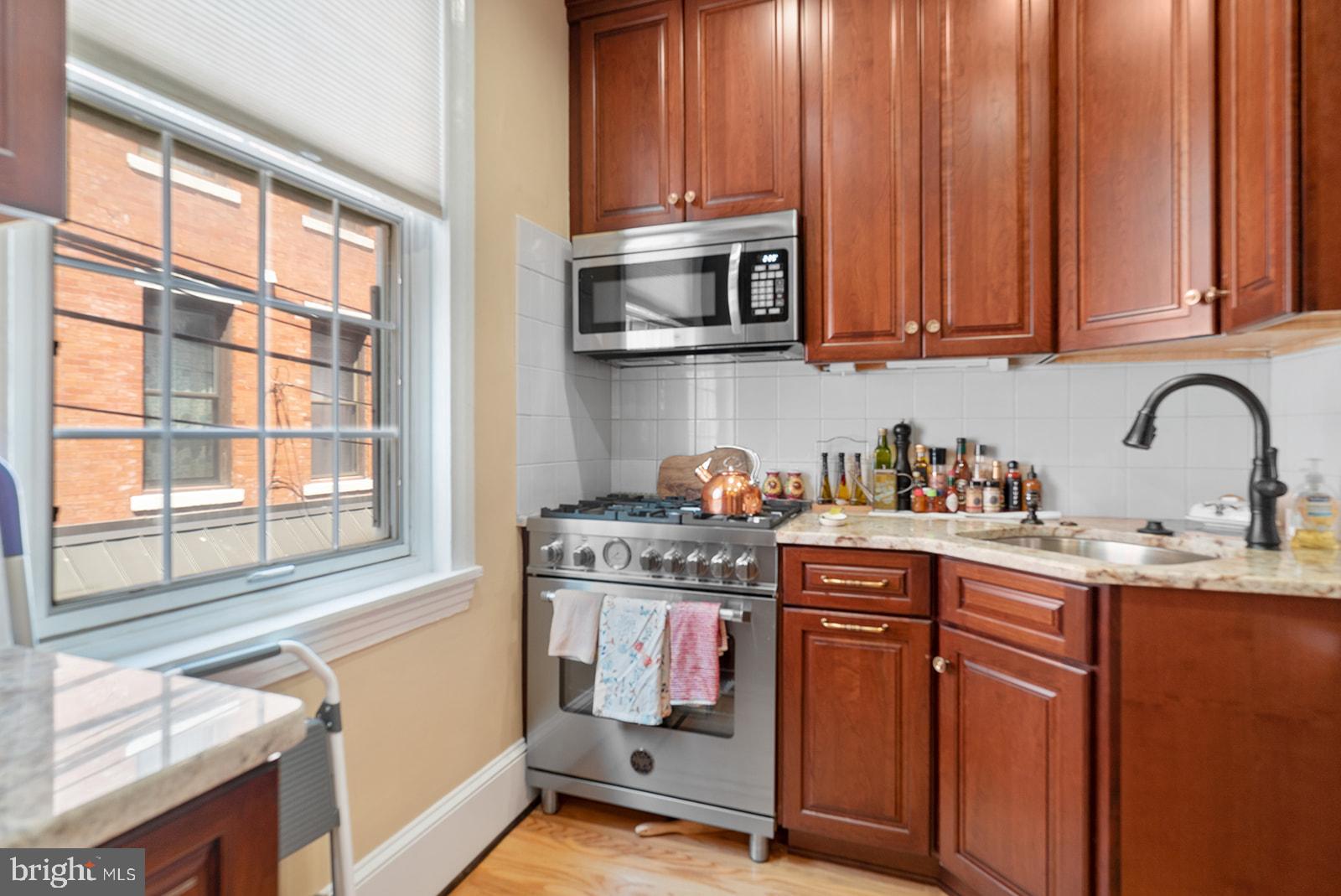 QUEEN VILLAGE - Residential
