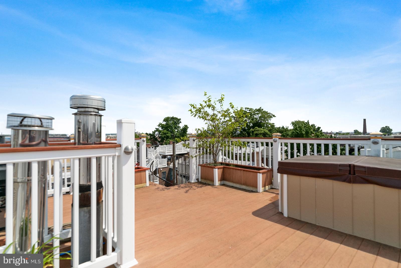QUEEN VILLAGE - Residential