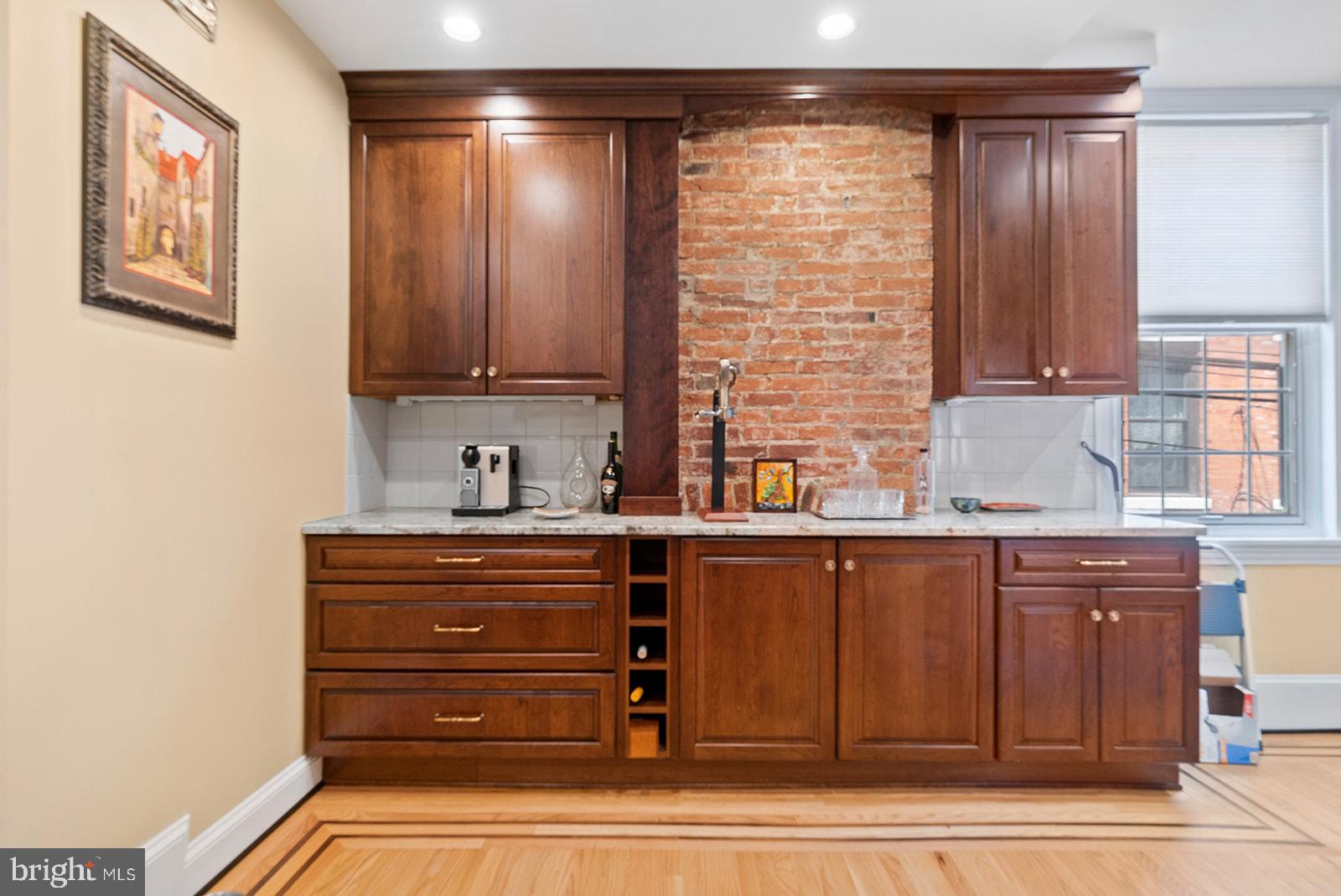 QUEEN VILLAGE - Residential
