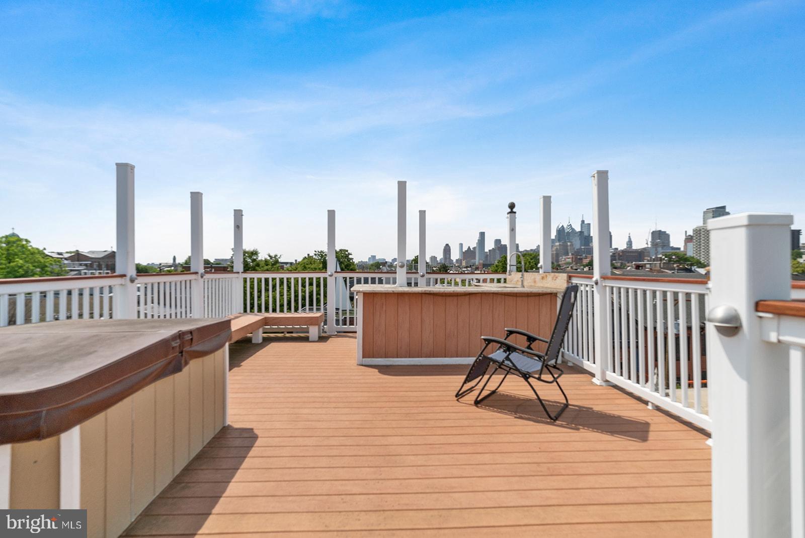 QUEEN VILLAGE - Residential