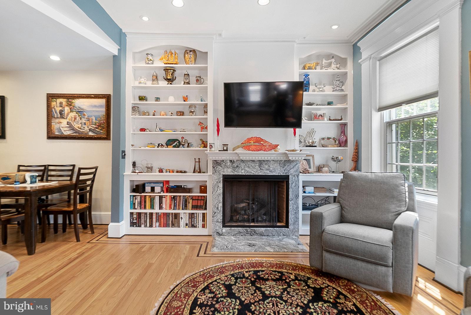 QUEEN VILLAGE - Residential