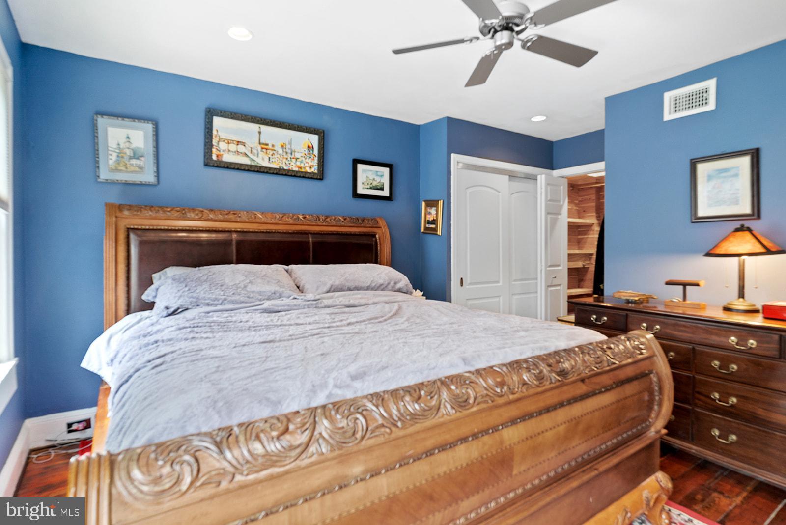 QUEEN VILLAGE - Residential