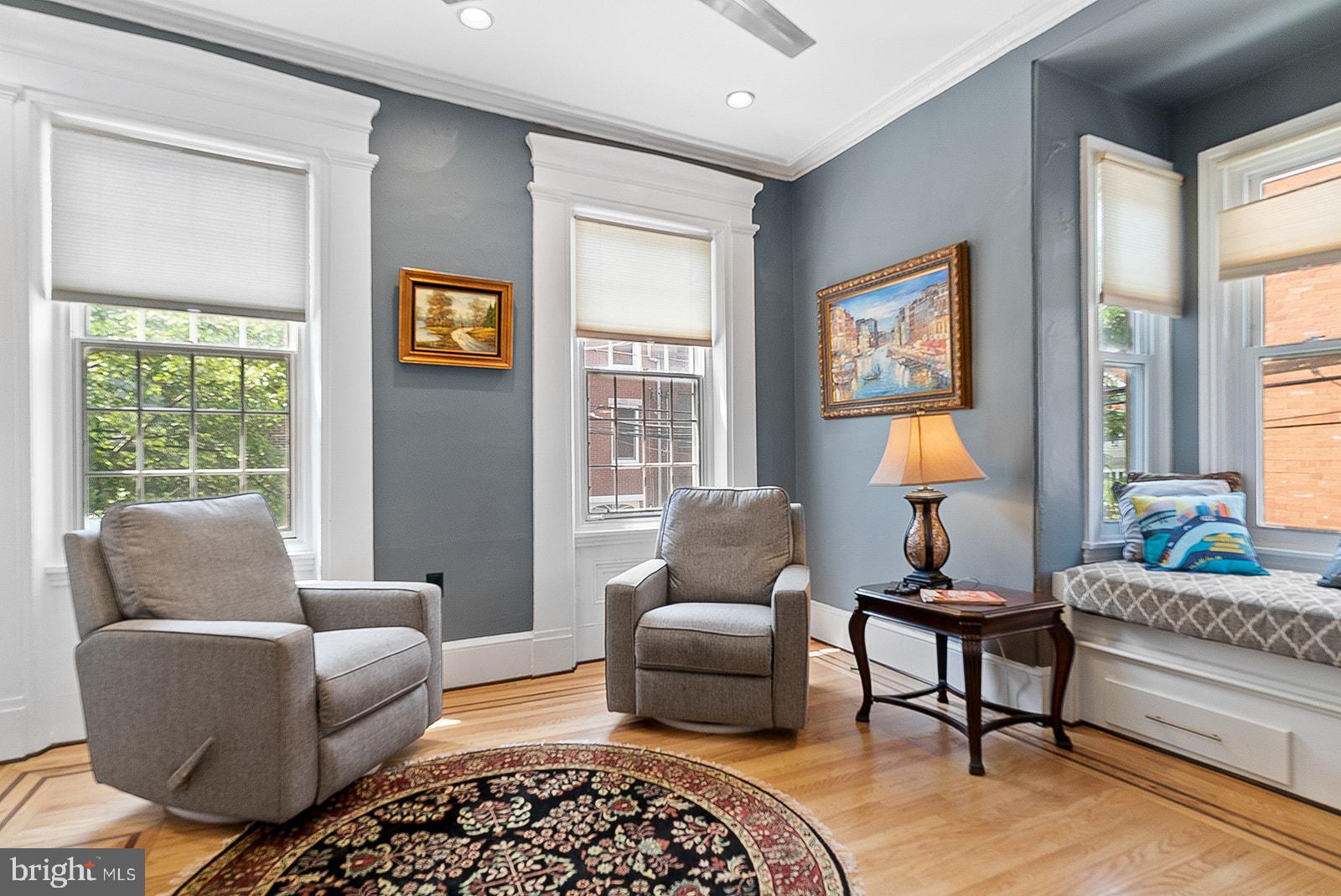 QUEEN VILLAGE - Residential