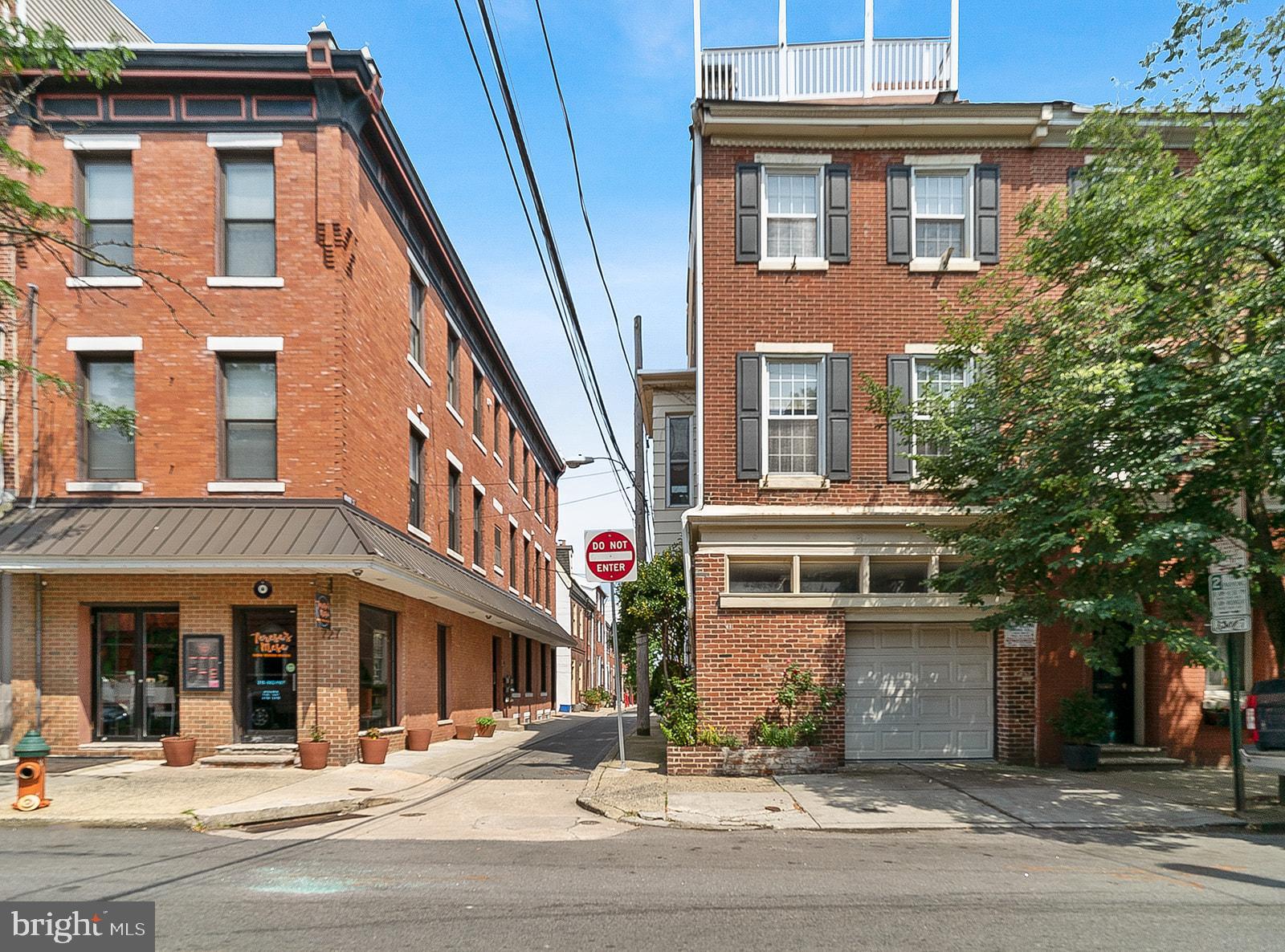 QUEEN VILLAGE - Residential