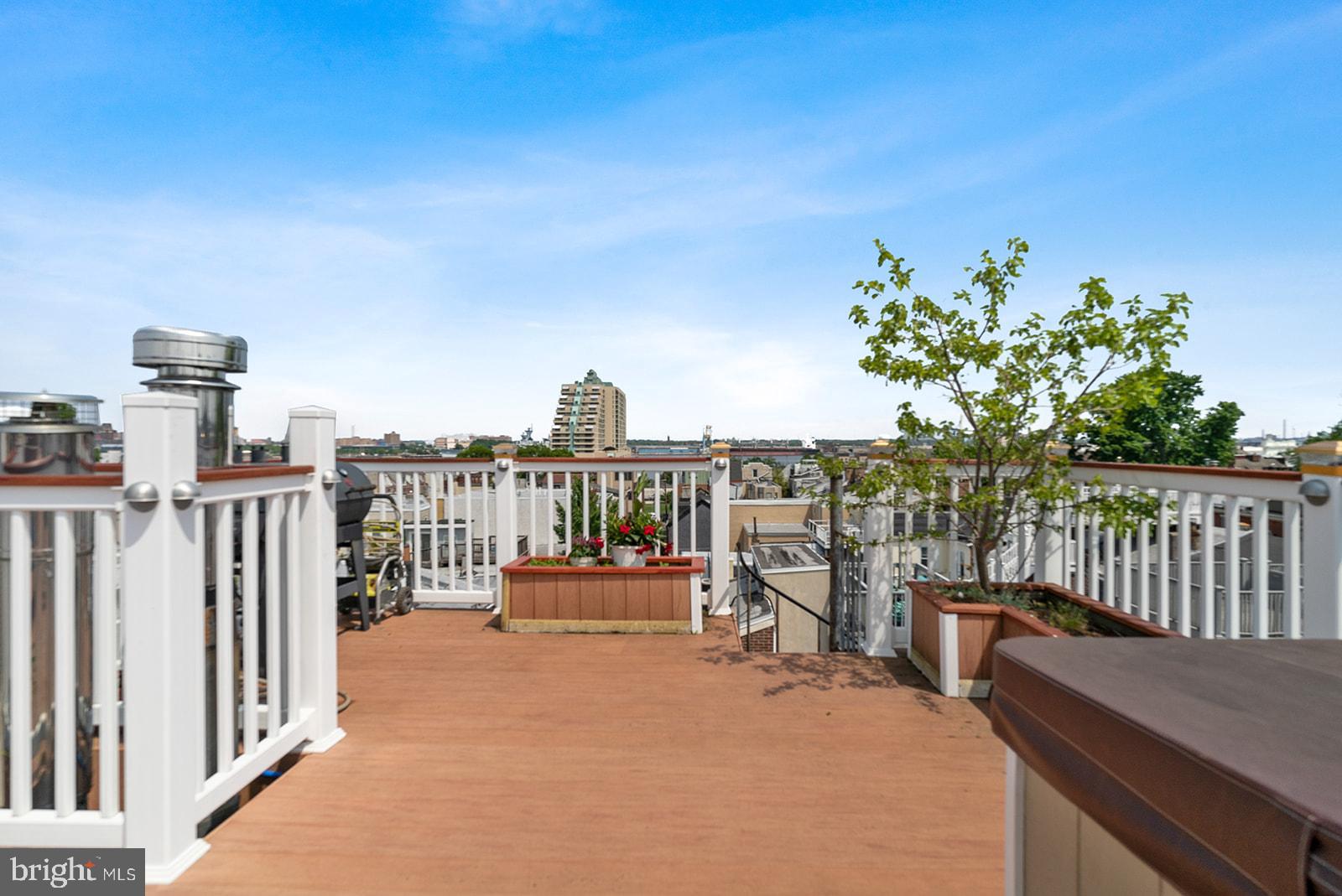 QUEEN VILLAGE - Residential