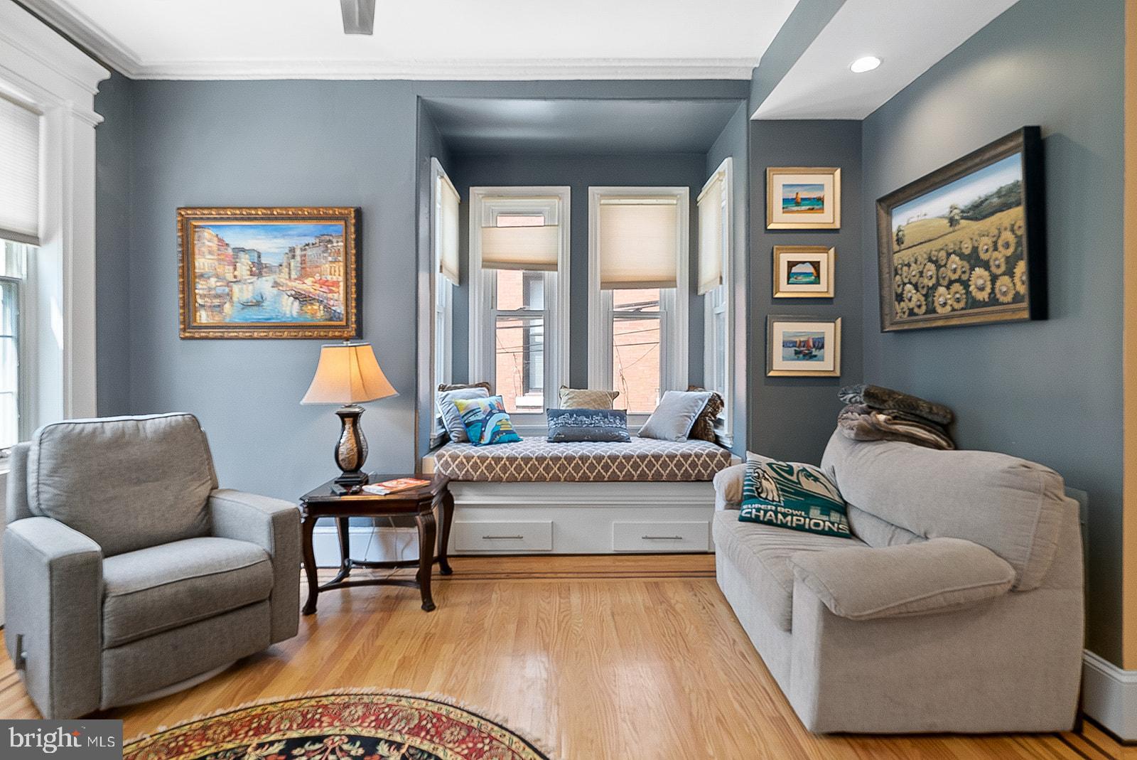 QUEEN VILLAGE - Residential