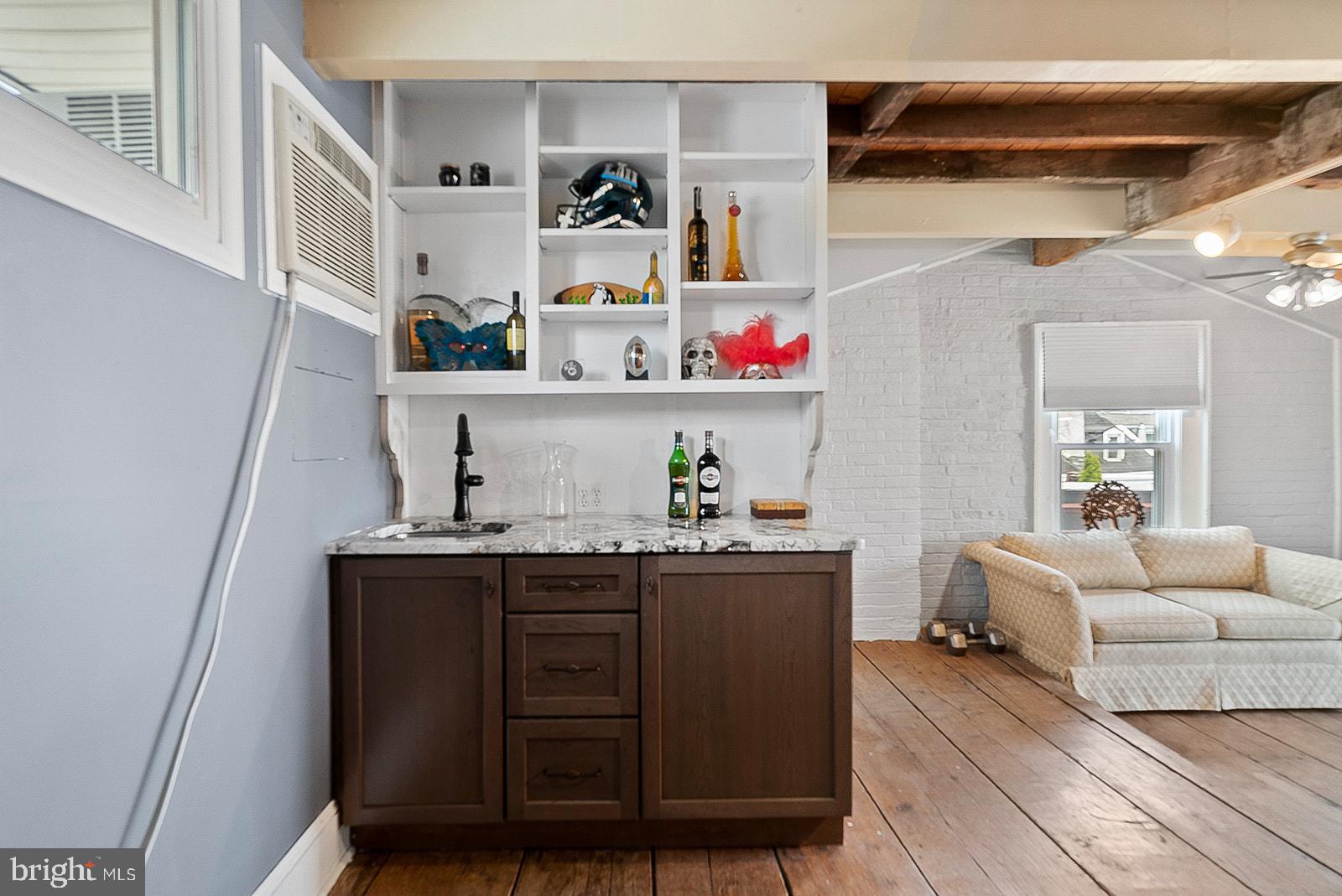 QUEEN VILLAGE - Residential