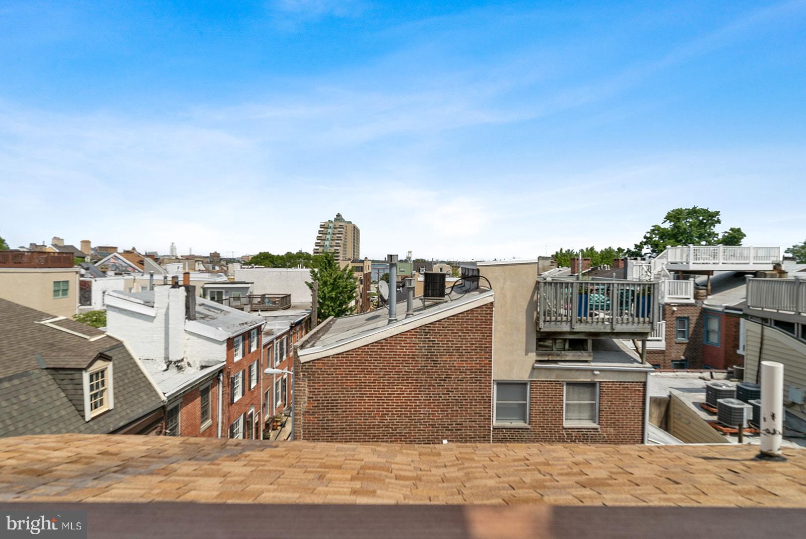 QUEEN VILLAGE - Residential