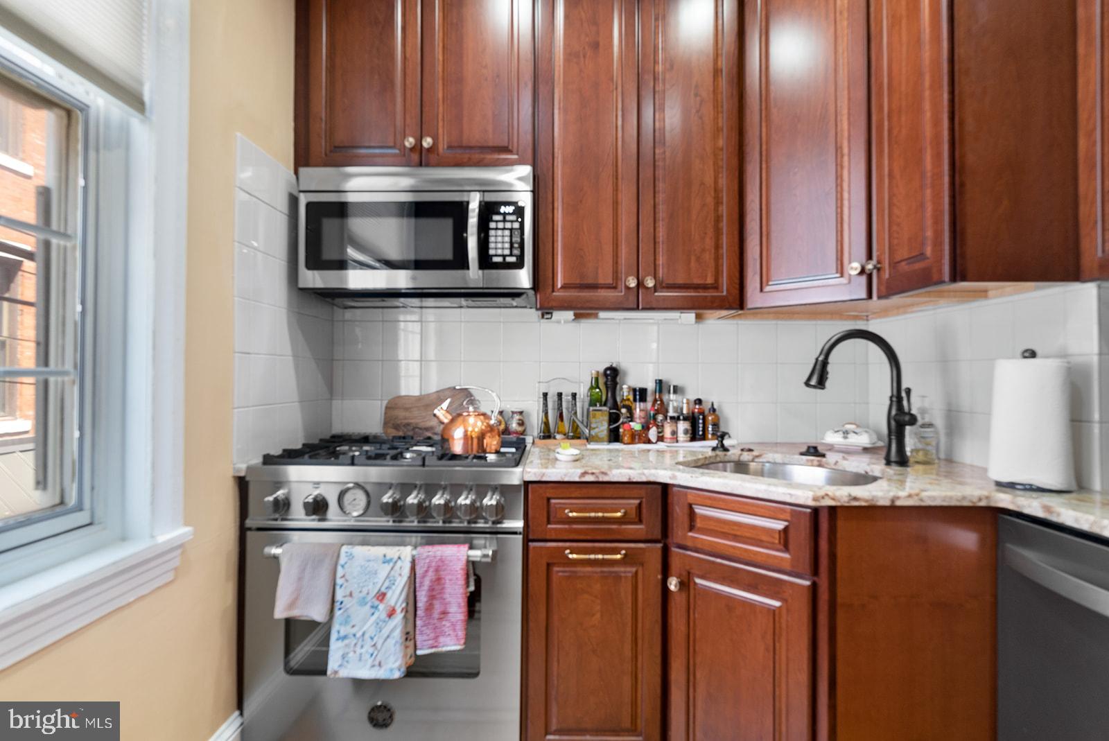 QUEEN VILLAGE - Residential