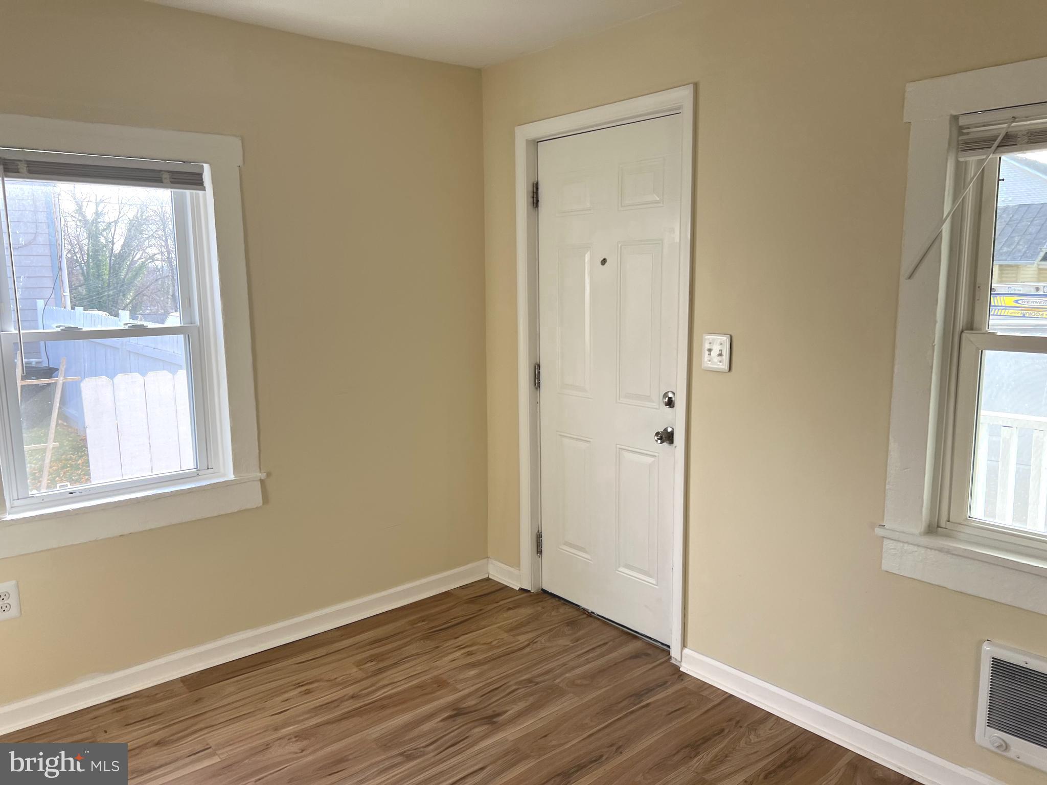 Cozy 2 Bed, 2 Bath Gem: Abundant Natural Light, Modern Kitchen & Baths, laundry room an large panrty/storage. Minutes from Walking Mall & Downtown.