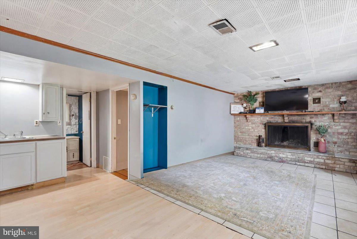 CHRIS MAR MANOR - Residential