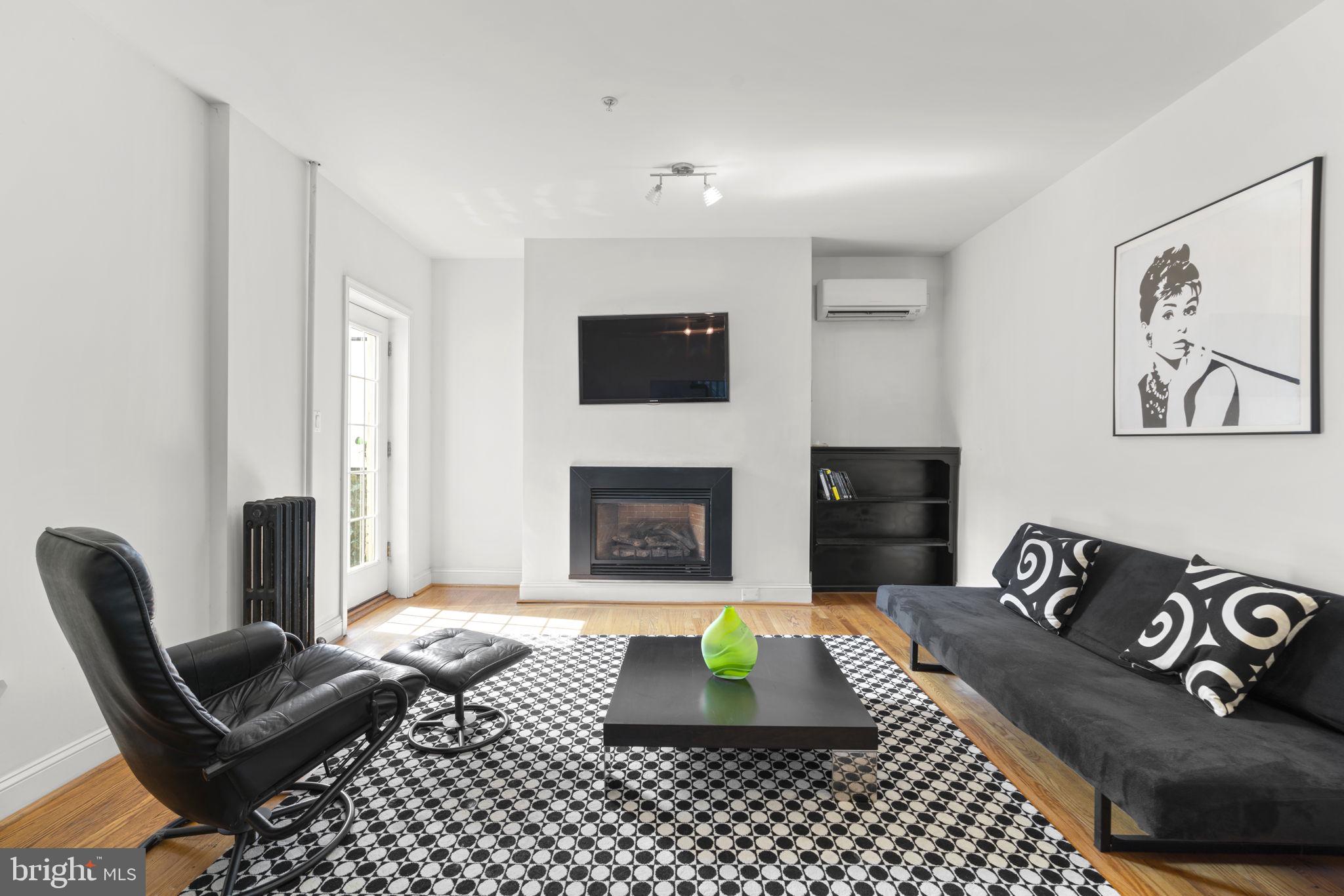 LITTLE ITALY - Commercial Sale