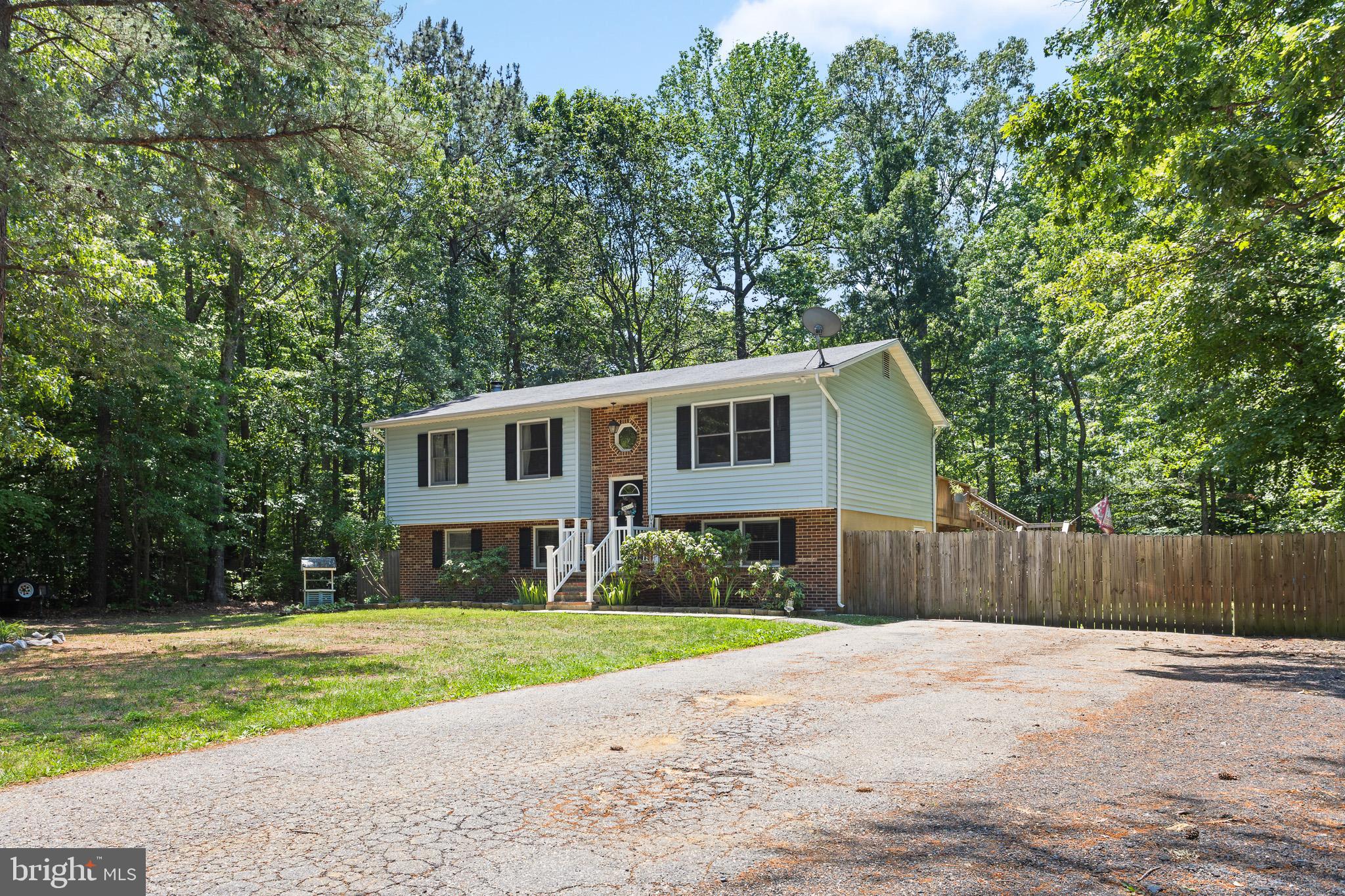COUNTRY LAKES - Residential
