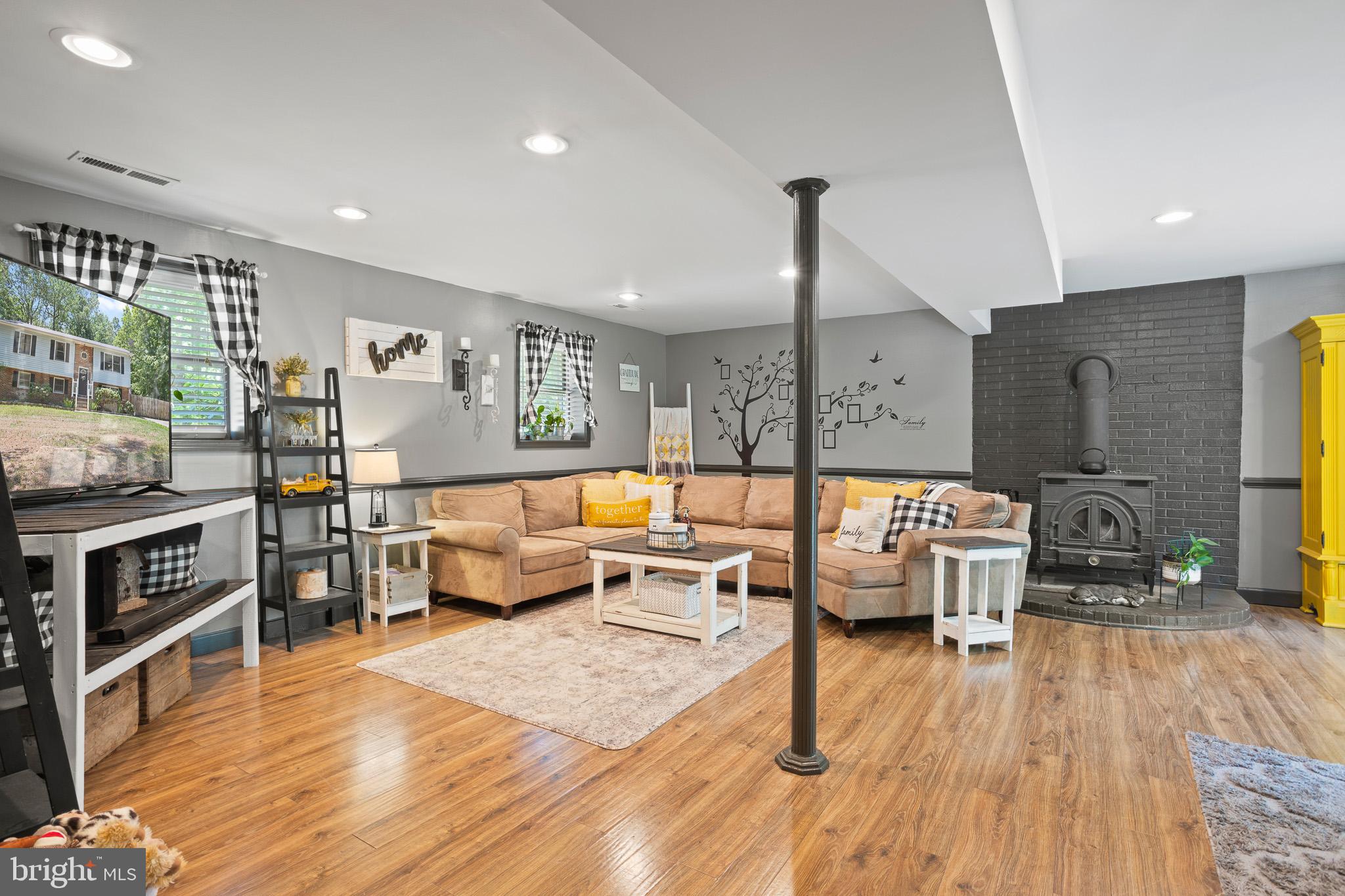 COUNTRY LAKES - Residential