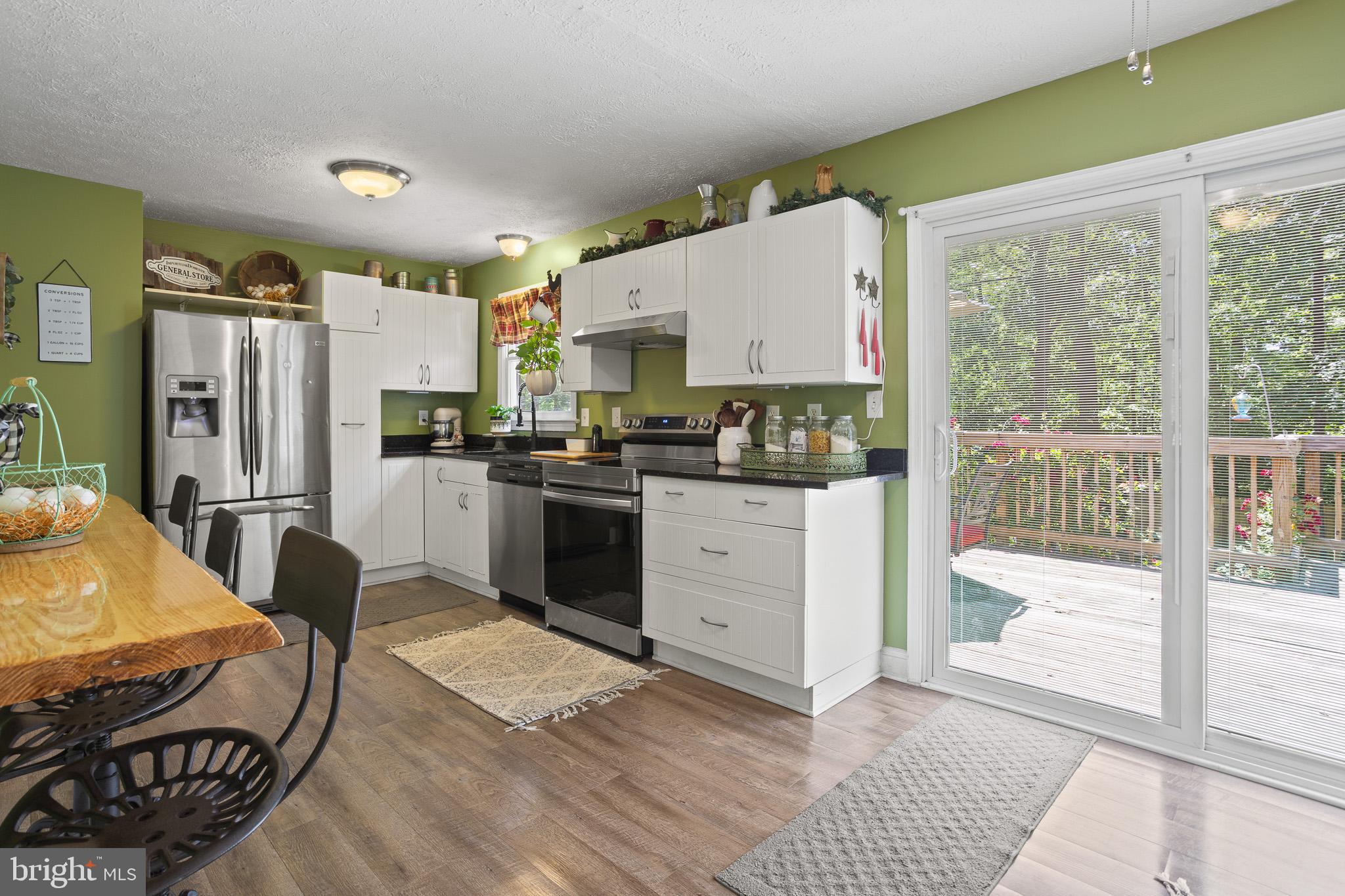 COUNTRY LAKES - Residential