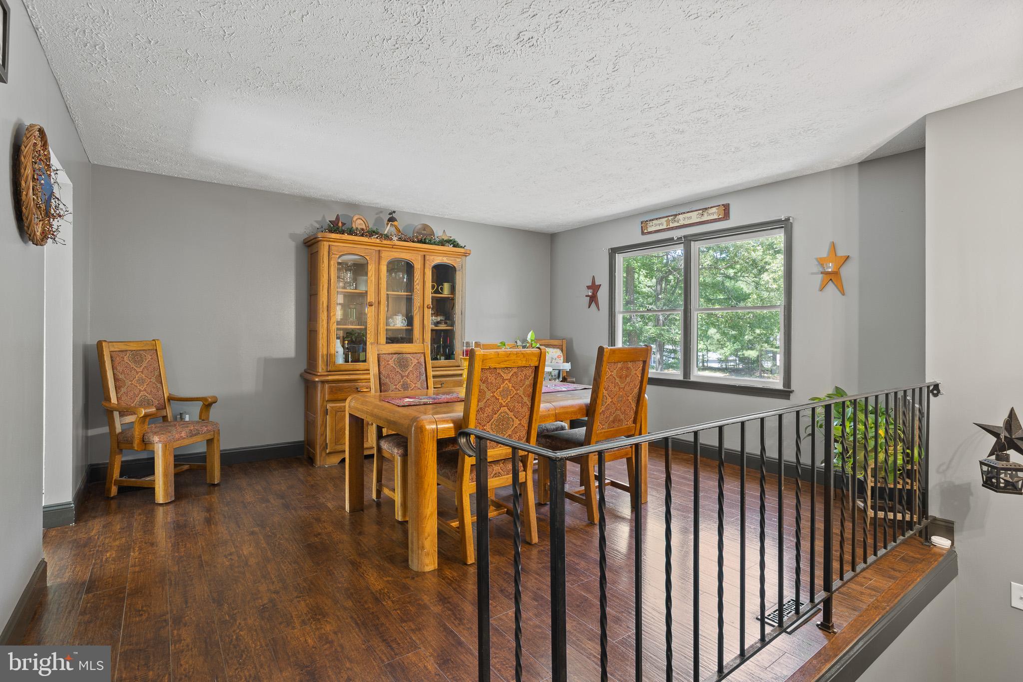 COUNTRY LAKES - Residential