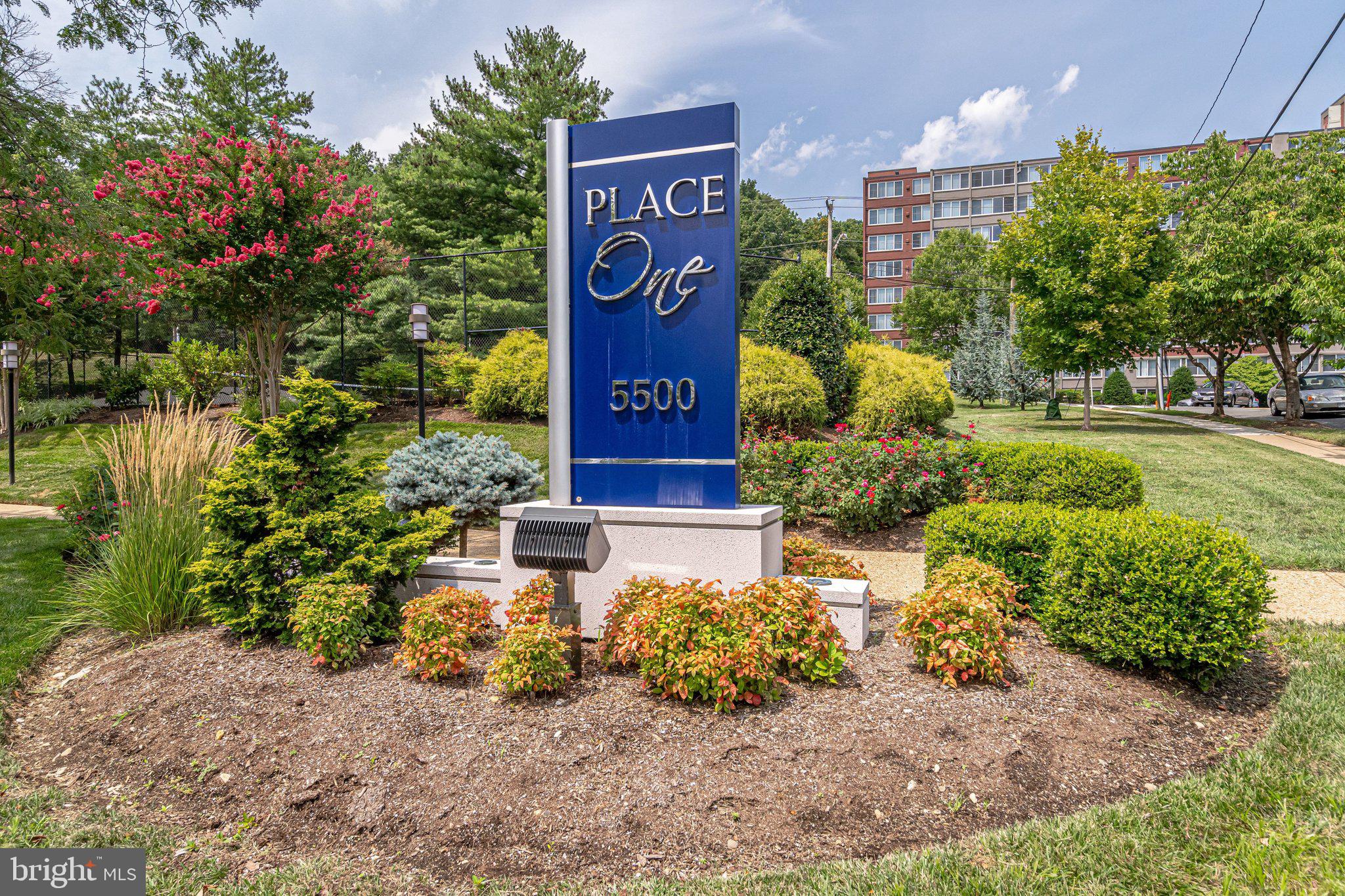 Move in ready very bright 1bedroom,1full bath condo with a beautiful view. Fresh paint through out the unit, new microwave, new wood console in the kitchen, new toilet ,new tile floor in the bathroom, new curtains...Condo fee includes Utilities. Resort style amenities featuring amazing pool & pool deck, BBQ area, fitness ctr, tennis, sauna, hair salon, modern lobby, on-site mgmt, 24 hr front desk, dog park. Super convenient to new Inova Landmark Development, Mark Center, Pentagon, Old Town, DC!