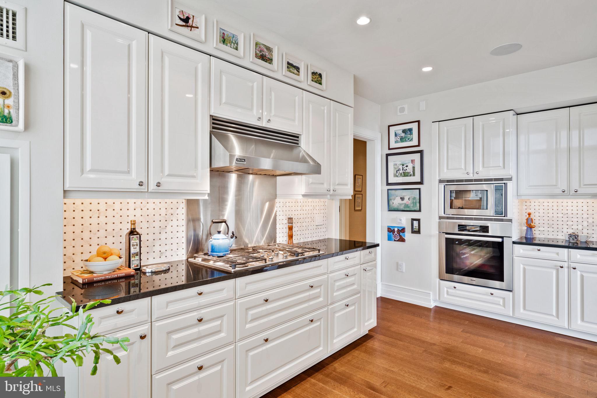 High floor 2 bed + Den  2.5 Bath condo with beautiful park views, 2 terraces and 1 car parking license included.