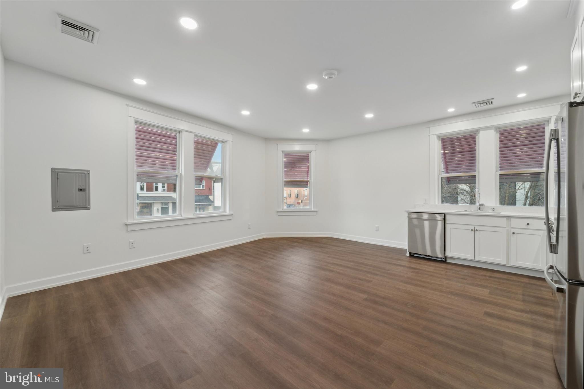 BRYN MAWR - Commercial Sale