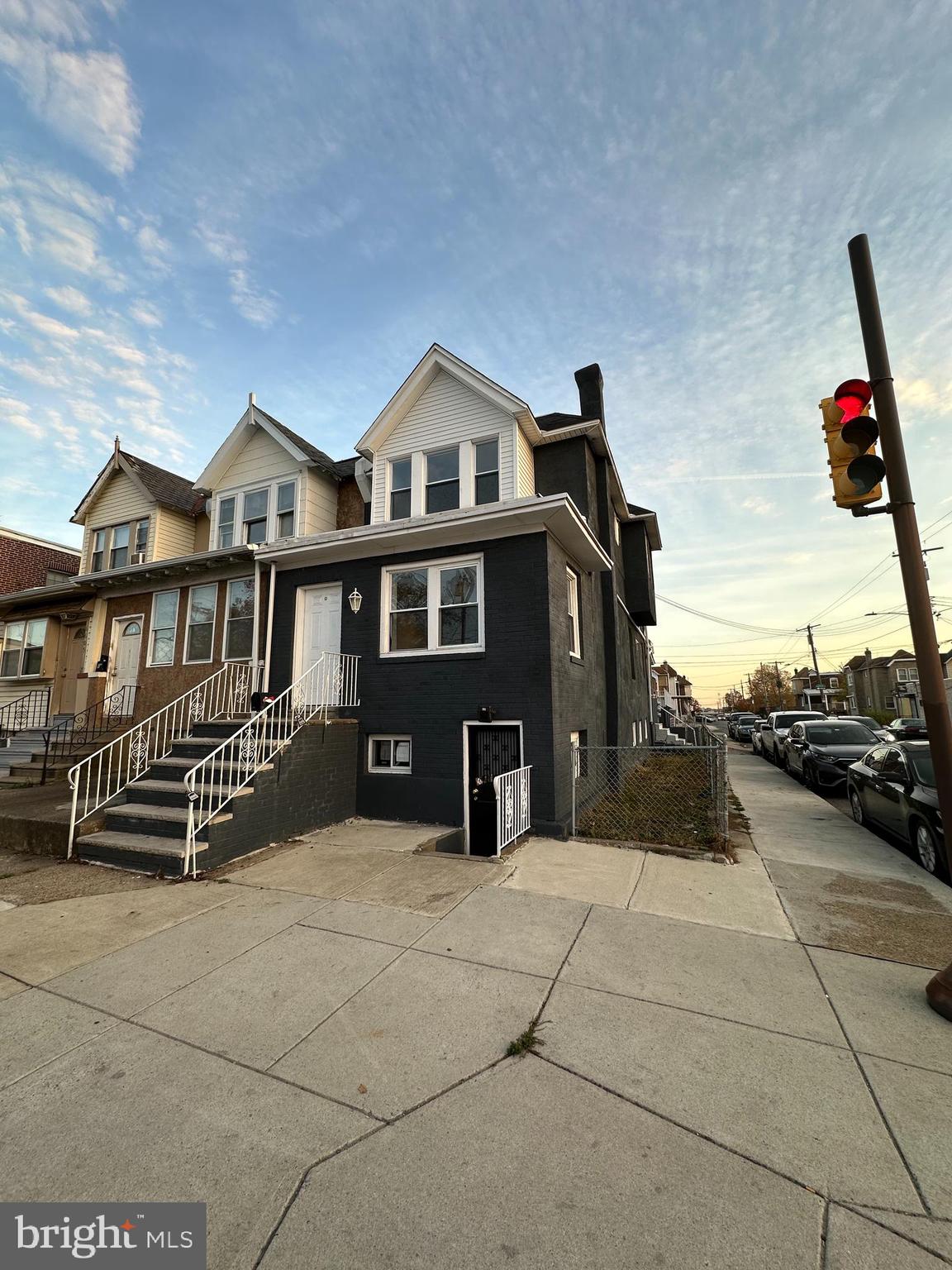 Back to market because buyer finance fell through.  Now it is your chance!

 Welcome to this RARE find Large LEGAL duplex！It has so much to offer, Full size walk out basement can  easily convert to be triplex， this is such a cash flow assests！Market rent would be 3400 dollars plus！

This beautifully updated duplex offers a fantastic opportunity for investors or owner-occupants looking to generate steady rental income. Each unit features modern finishes, spacious layouts, and ample natural light, making them highly desirable for tenants.

Both units have been recently renovated with updated kitchens, bathrooms, and flooring, providing a move-in ready experience for renters. With separate entrances, utilities, and parking, this duplex offers privacy and convenience for both tenants.it also has  a deck ， and a big garage， many big storarge units，

Located in a desirable neighborhood with strong rental demand, this property is an ideal addition to your portfolio or a perfect way to offset your own mortgage by living in one unit while renting the other.
