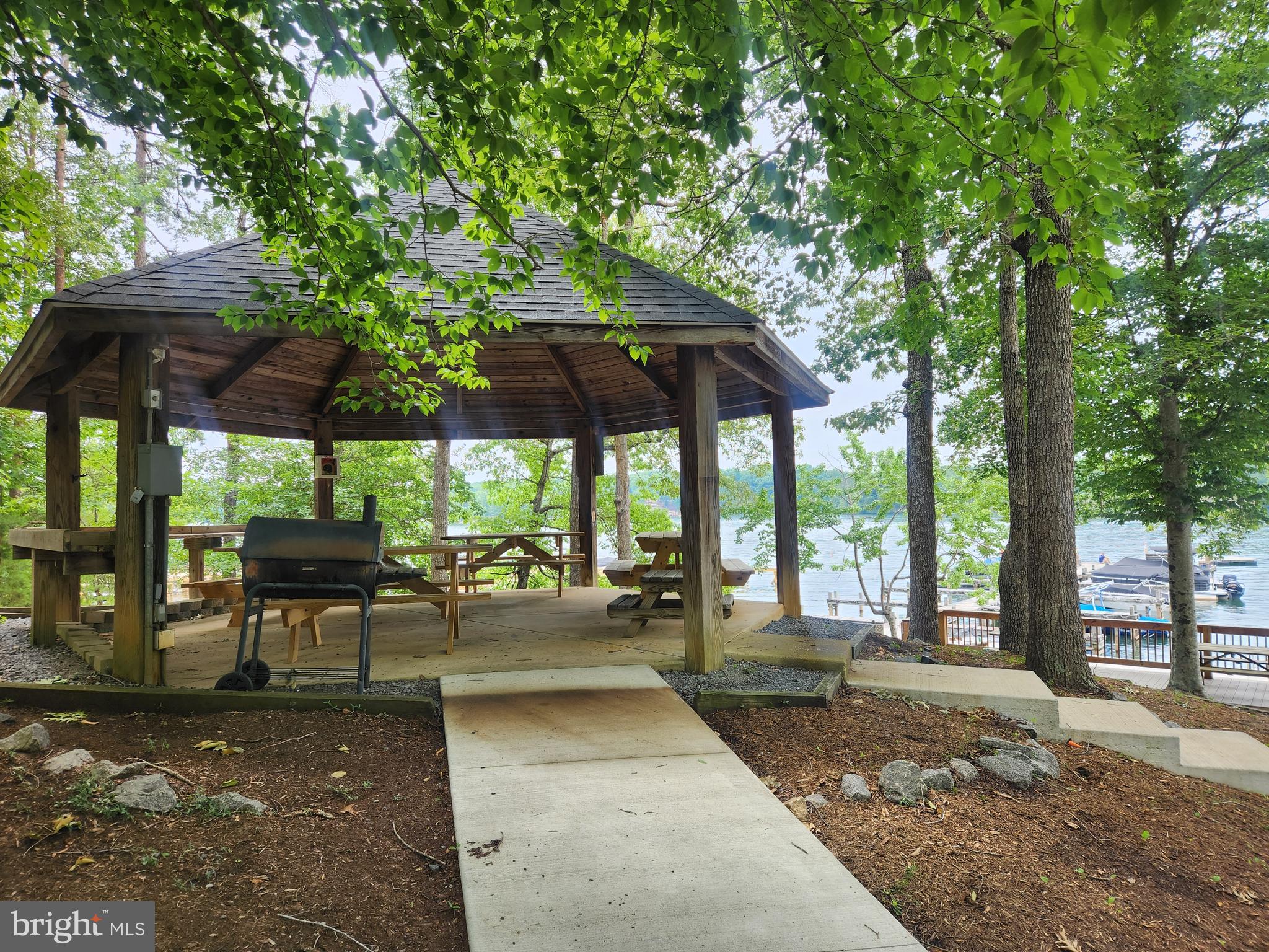 OAK LANDING - Residential