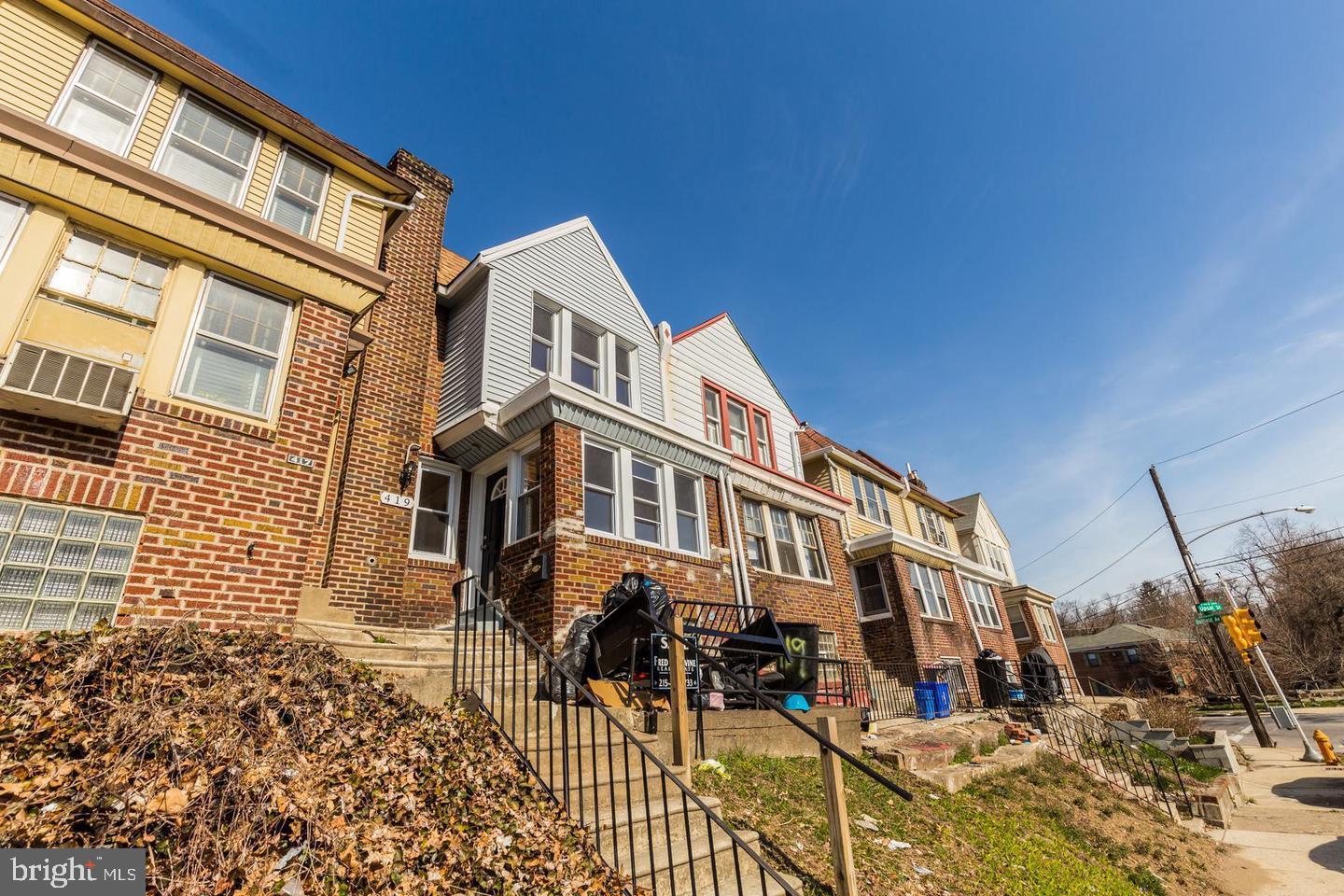 Beautifully renovated 3 Bedroom with rear driveway, Hardwood floors, Stainless Steal Appliances, Central Air, Lots of Light.
BEING SOLD AS A TENANT OCCUPIED PROPERTY
Lease ends 7/31/26. Rent  $1365.
