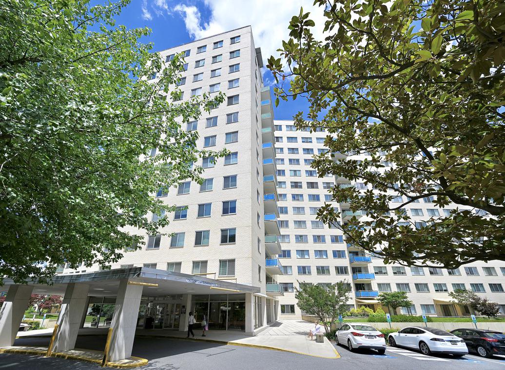 Discover the charm of this inviting 2-bedroom, 1-bathroom fully remodeled apartment nestled in the heart of the desirable Grosvenor Park community. With 1,104 square feet of thoughtfully designed freshly painted living space, this traditional hi-rise unit offers a perfect blend of comfort and convenience. Step inside to find a warm and welcoming atmosphere, enhanced by the abundance of natural light that fills the space. The well-appointed fully remodeled kitchen and spacious living area create an ideal setting for both. Grosvenor Park is more than just a home; it's a lifestyle. The community boasts an array of amenities designed to enrich your daily life, including a refreshing outdoor pool, tennis courts, and a fully-equipped exercise room. Take advantage of the concierge service and enjoy the beautifully maintained common grounds, perfect for leisurely strolls or social gatherings. Association fee fully covers essential utilities and maintenance. Experience the perfect blend of comfort, convenience, and community in this delightful apartment - your new home awaits!