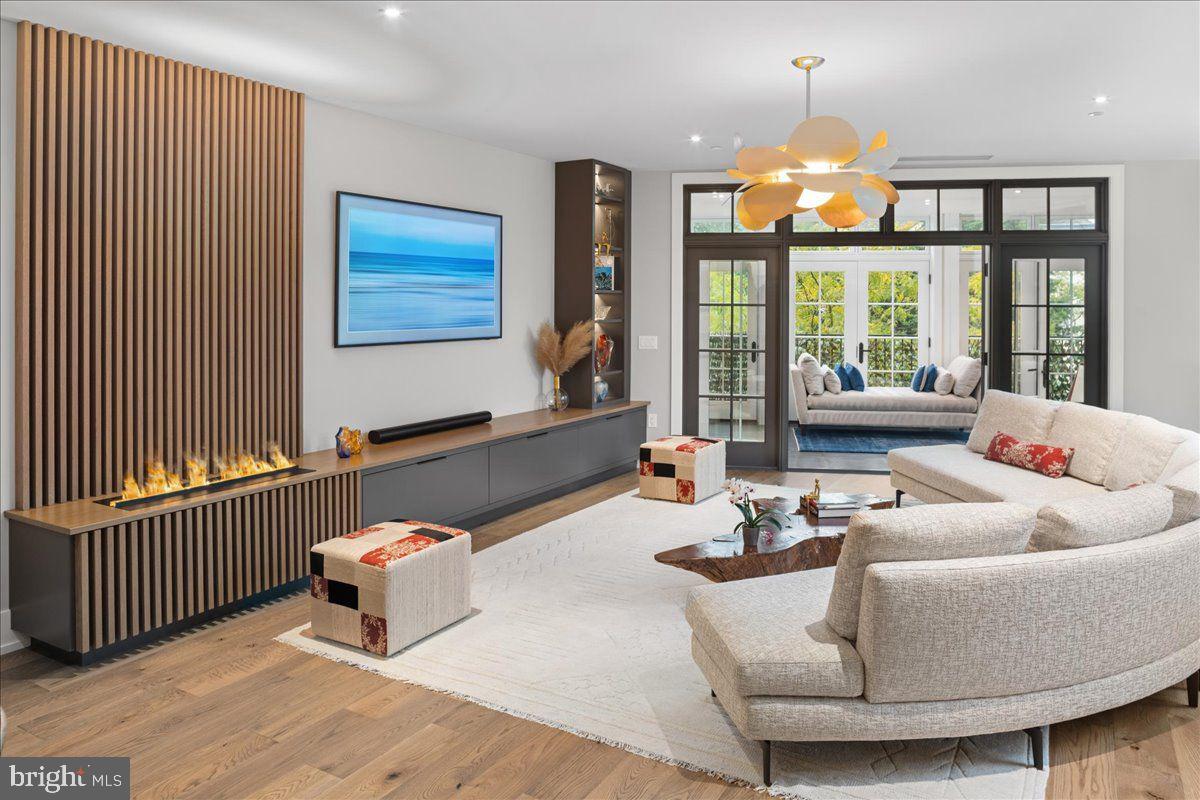 CHESTNUT HILL - Residential
