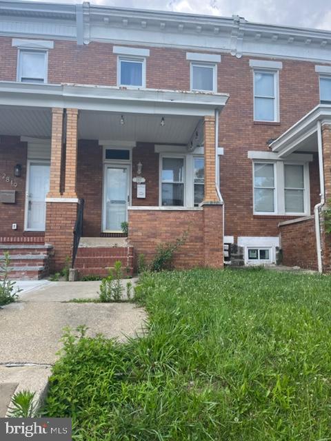 Huge amount of potential for this spacious three bedroom townhome.Great investor home or make it your own!