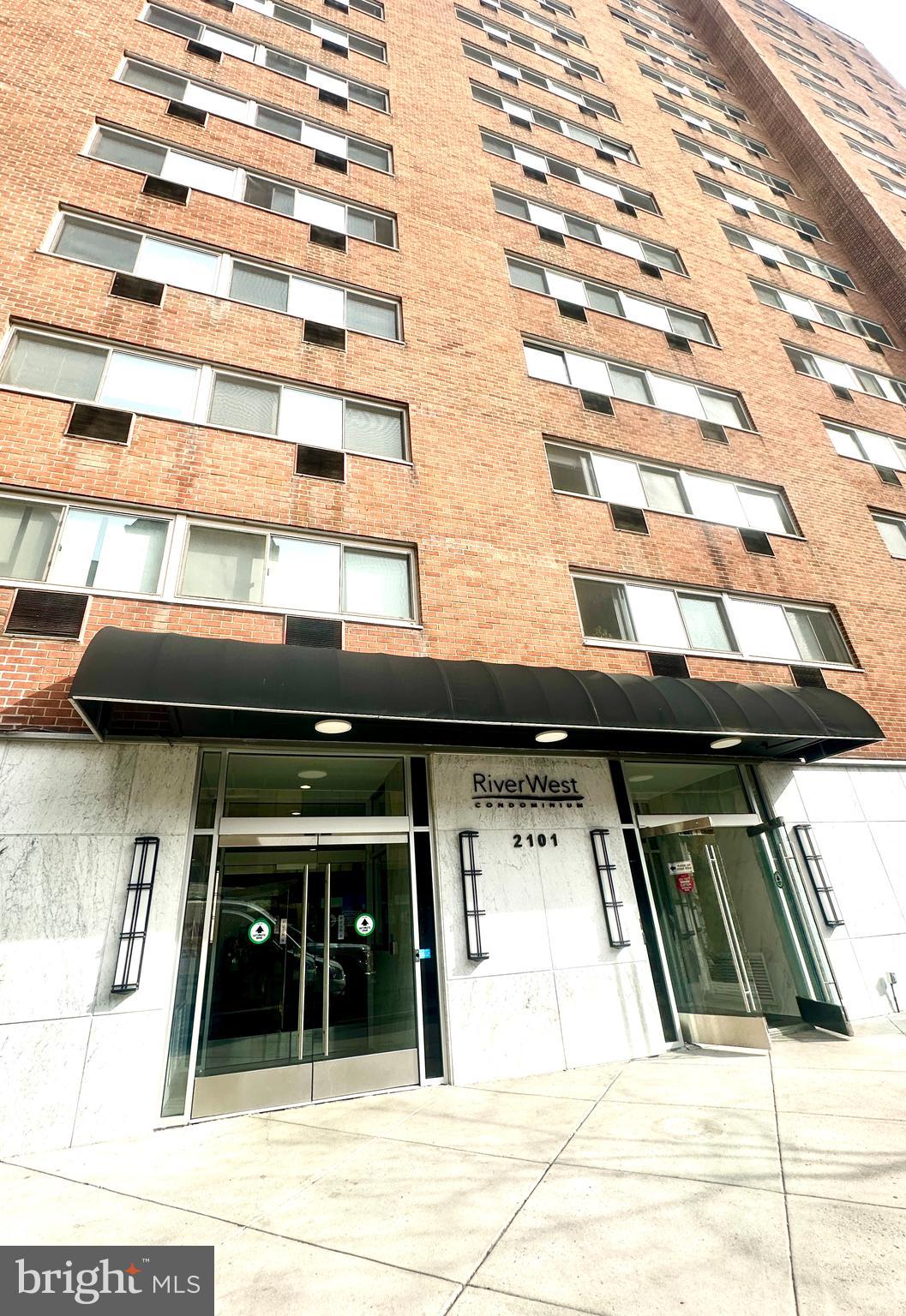 This spacious third floor one bedroom unit in the River West Condominium faces a quiet side street and is brightened by the afternoon sun and daylight. The River West Condominium building has a front desk receptionist, an exercise room/gym, a business space available for building occupants and a laundry room. The monthly condo association fee includes heat, electricity, water, exercise room access, and common area maintenance. The River West condominiums are conveniently located, not far from University City and its Center City, Philadelphia location is close to Rittenhouse Square.