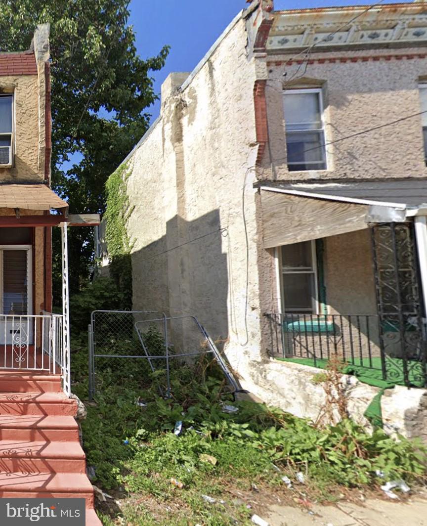 STRAWBERRY MANSION - Land