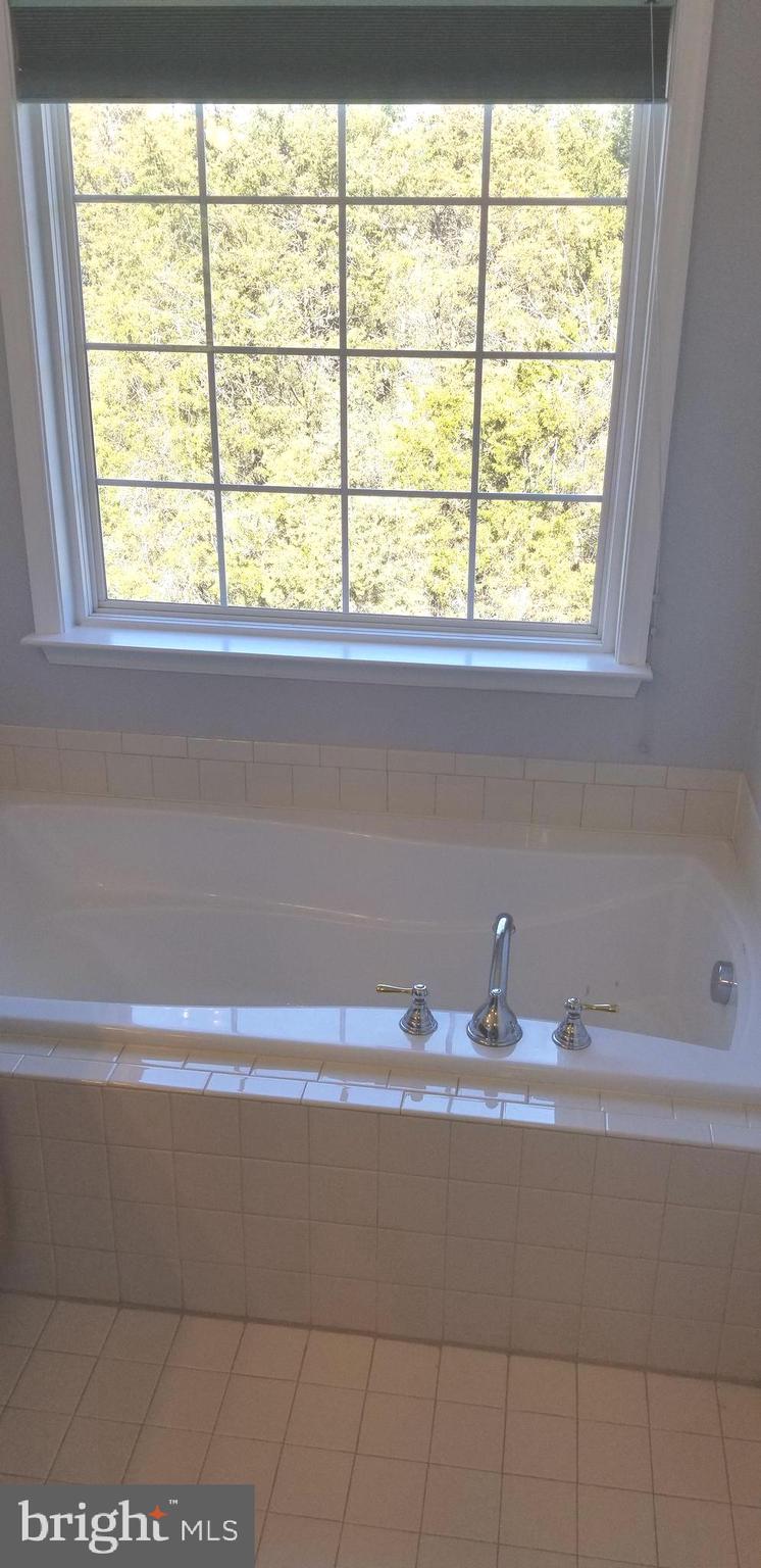 HAWKS VIEW GLEN - Residential Lease